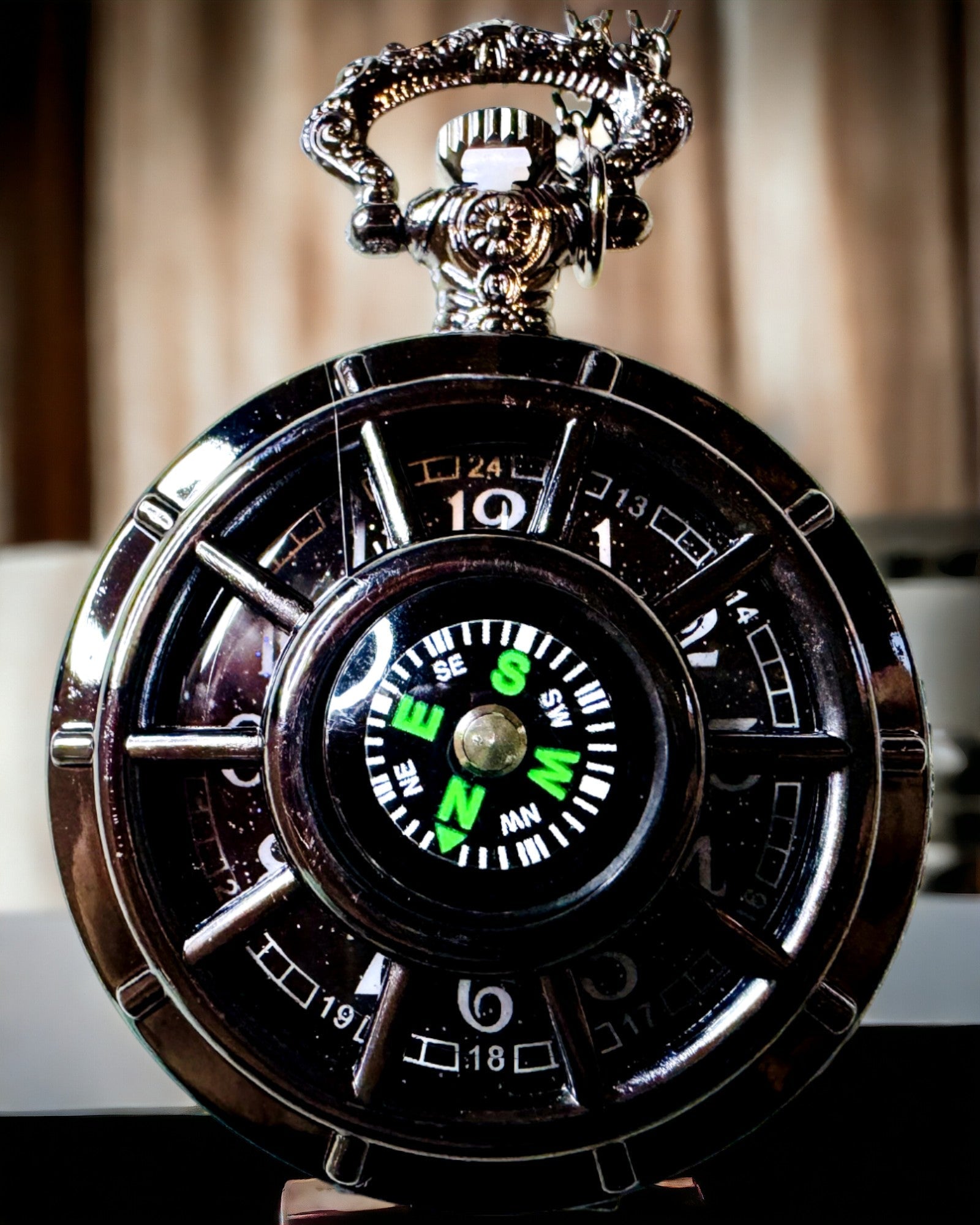 Taschenuhr mit Kompass – Elegantes Vintage-Anhänger mit Skelettgehäuse und schwarzem Zifferblatt, personalisiert mit Gravur