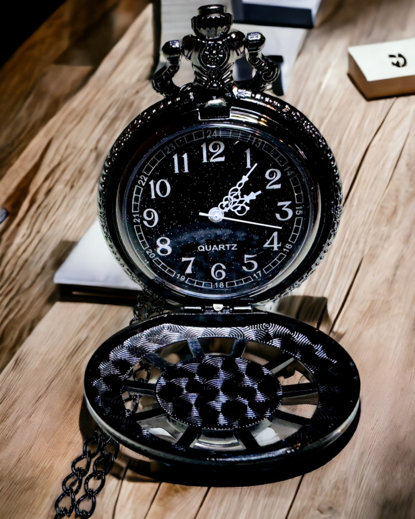 Orologio da Tasca con Bussola – Elegante Ciondolo in Stile Vintage con Scheletro Intagliato e Quadrante Nero, personalizzazione con incisione