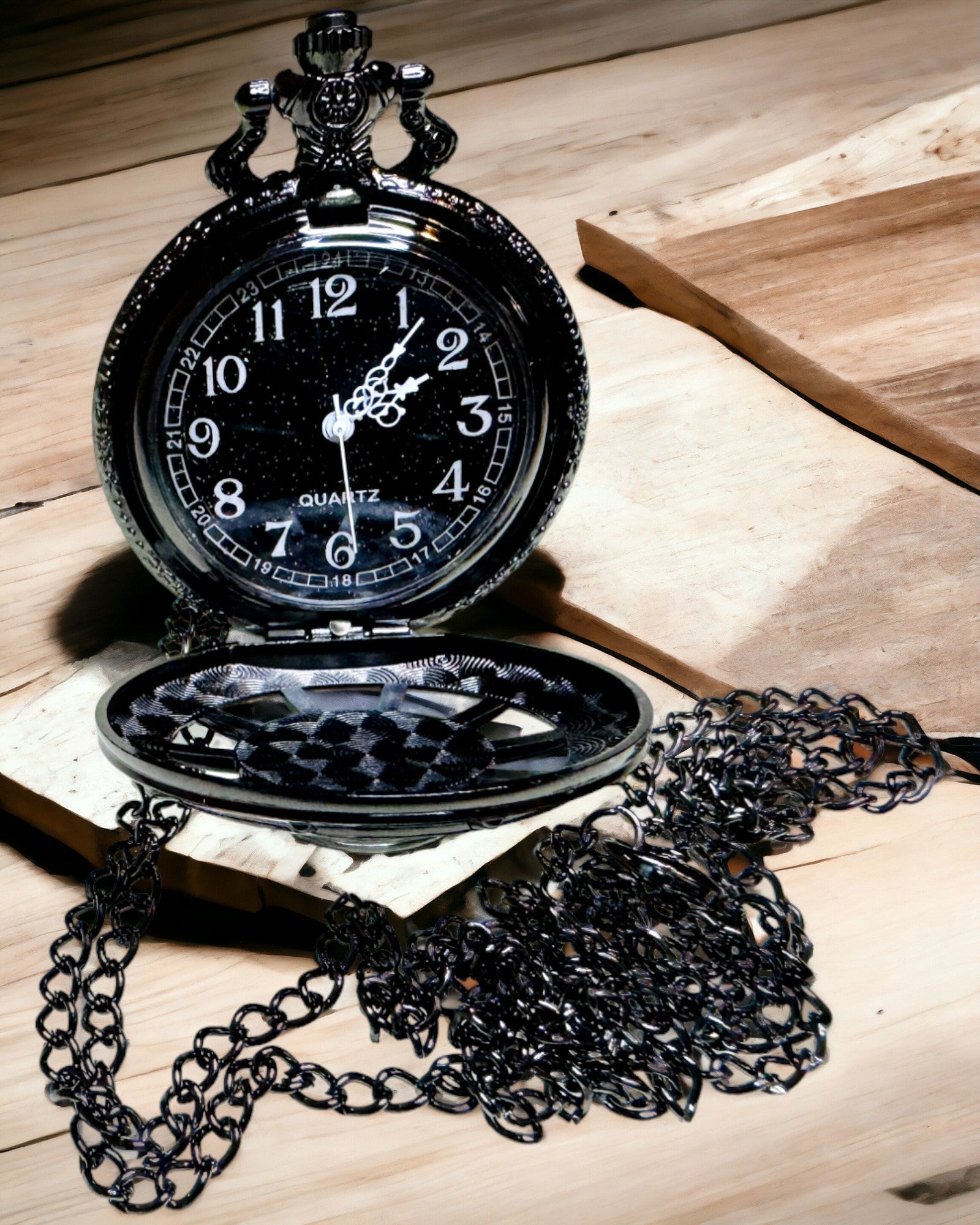 Taschenuhr mit Kompass – Elegantes Vintage-Anhänger mit Skelettgehäuse und schwarzem Zifferblatt, personalisiert mit Gravur