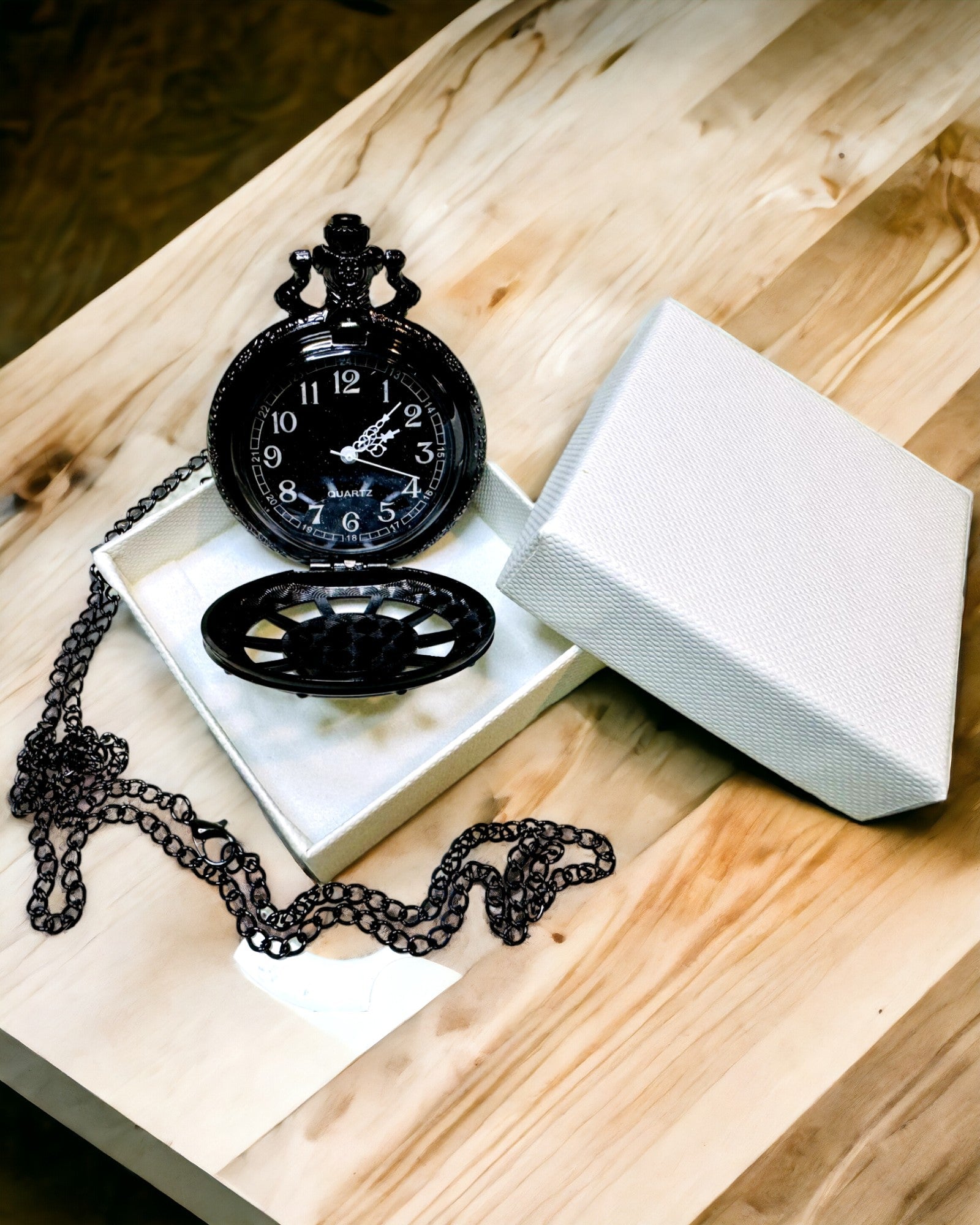 Taschenuhr mit Kompass – Elegantes Vintage-Anhänger mit Skelettgehäuse und schwarzem Zifferblatt, personalisiert mit Gravur