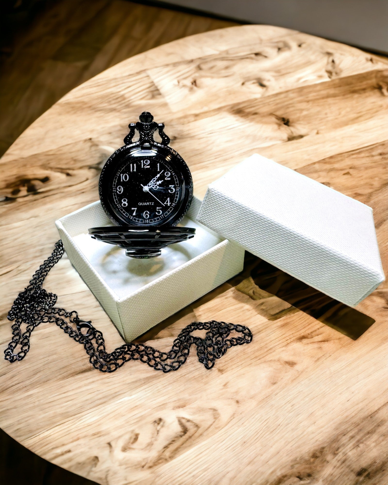 Orologio da Tasca con Bussola – Elegante Ciondolo in Stile Vintage con Scheletro Intagliato e Quadrante Nero, personalizzazione con incisione