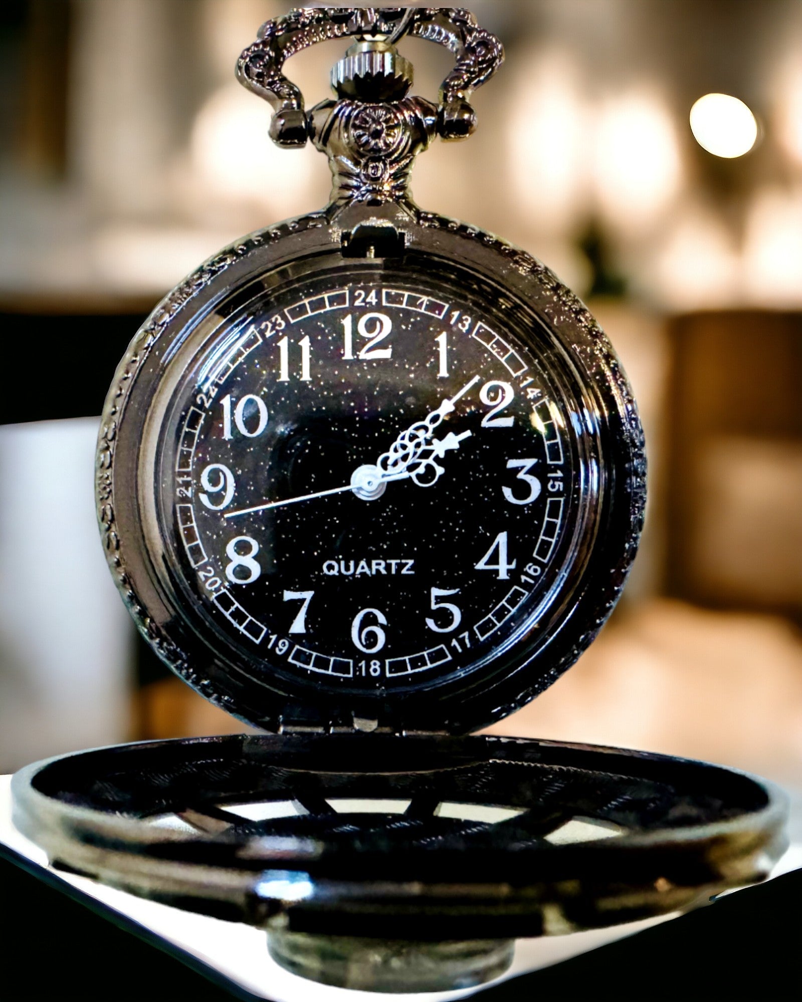 Orologio da Tasca con Bussola – Elegante Ciondolo in Stile Vintage con Scheletro Intagliato e Quadrante Nero, personalizzazione con incisione