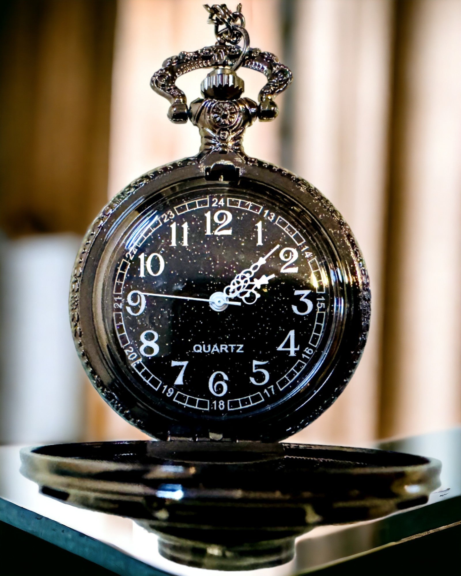 Orologio da Tasca con Bussola – Elegante Ciondolo in Stile Vintage con Scheletro Intagliato e Quadrante Nero, personalizzazione con incisione