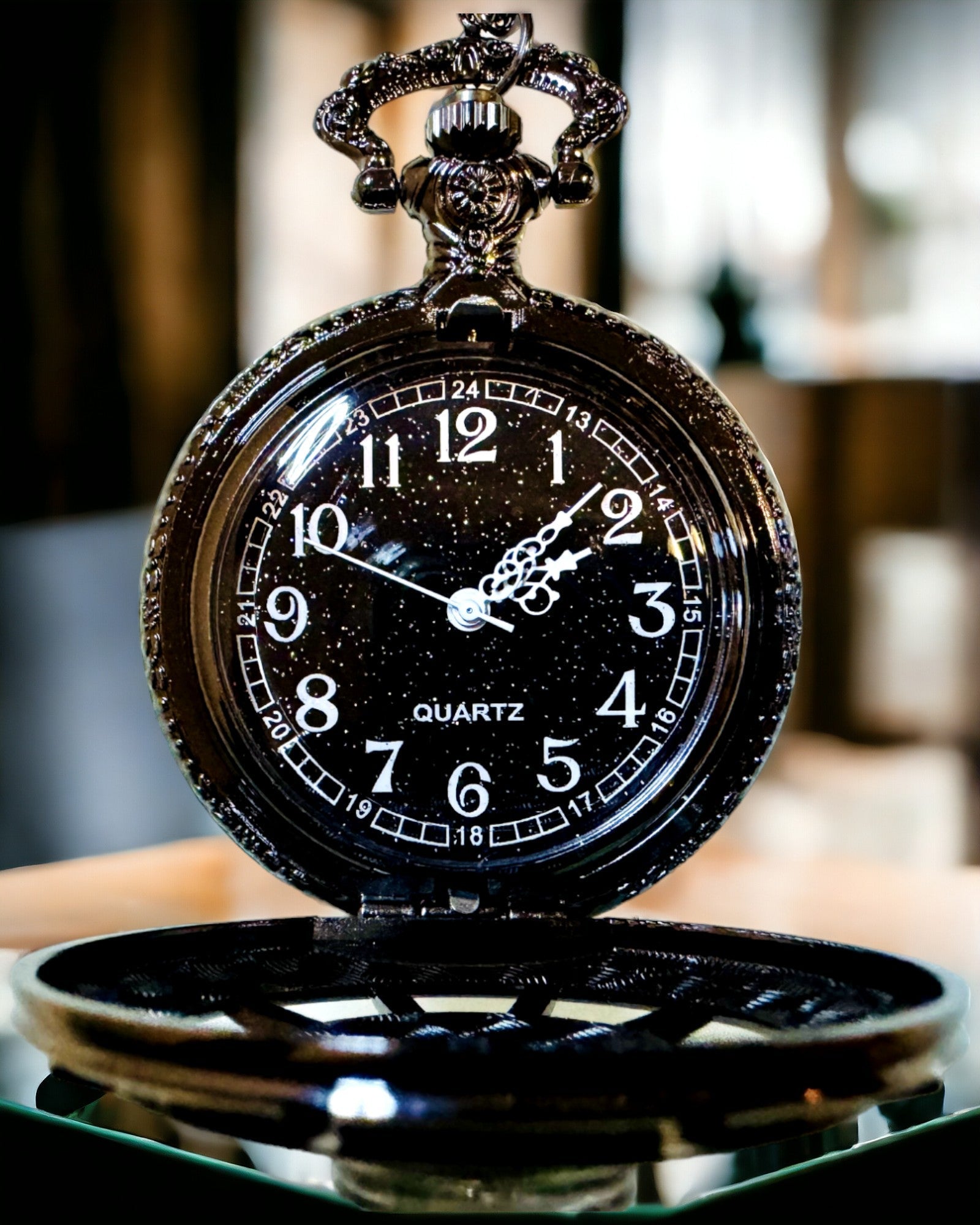 Orologio da Tasca con Bussola – Elegante Ciondolo in Stile Vintage con Scheletro Intagliato e Quadrante Nero, personalizzazione con incisione