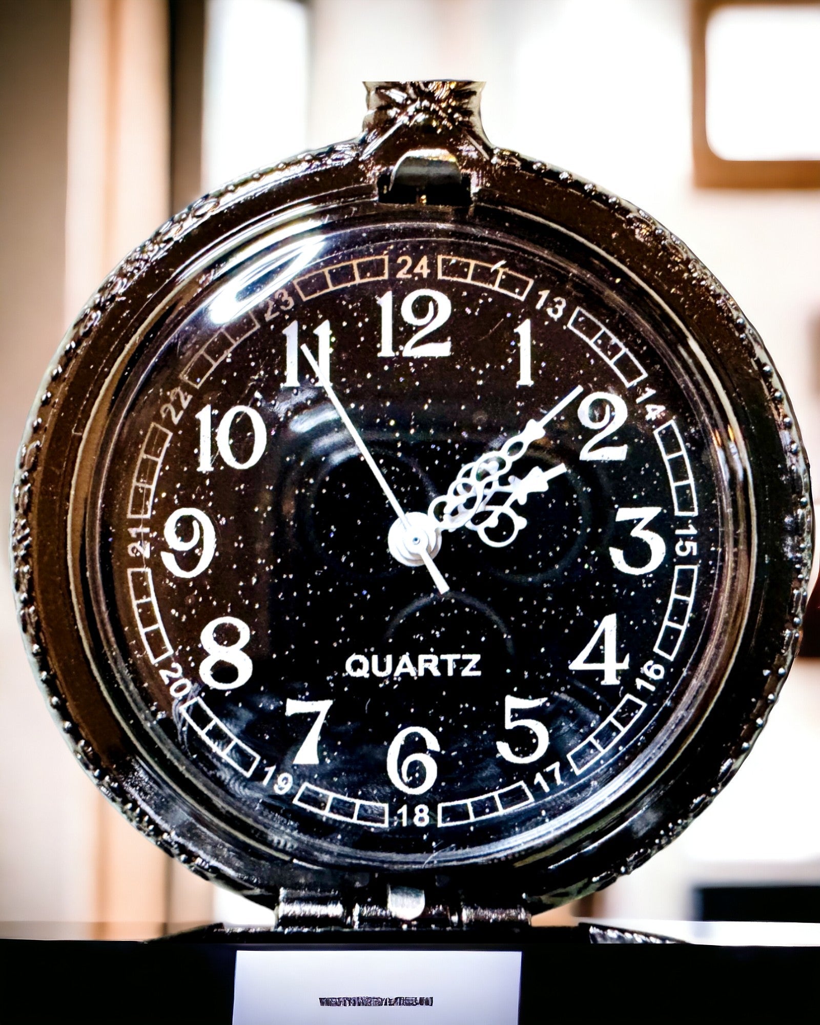 Orologio da Tasca con Bussola – Elegante Ciondolo in Stile Vintage con Scheletro Intagliato e Quadrante Nero, personalizzazione con incisione