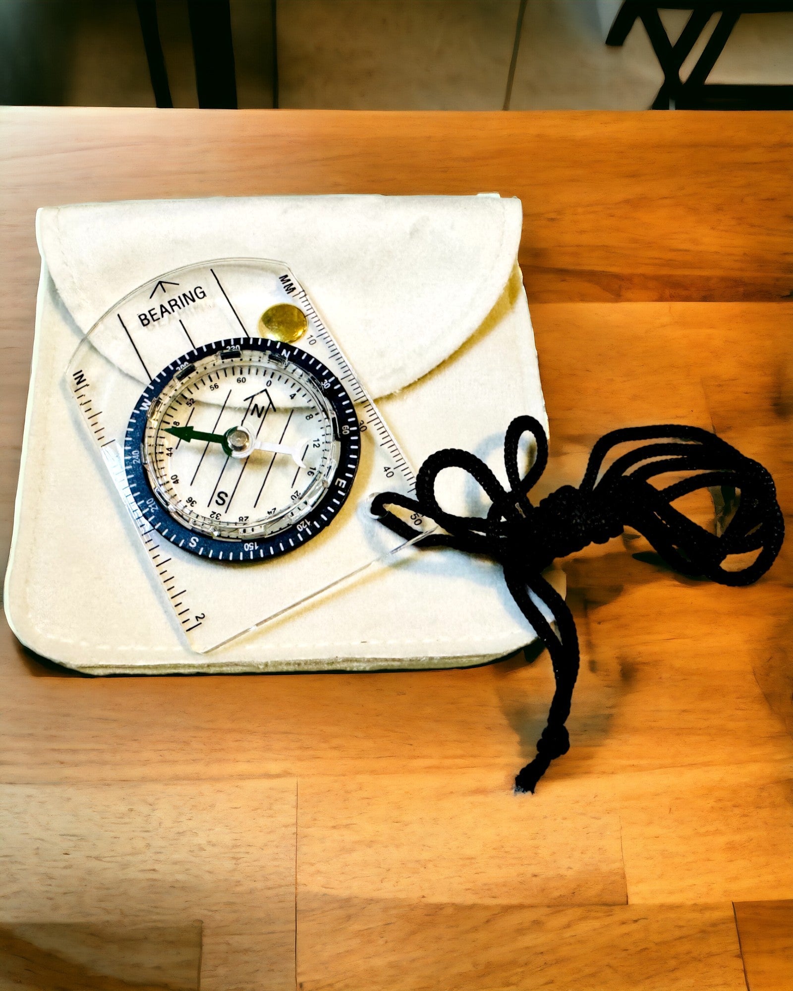 Boussole touristique "Guide de l'Aventurier" - Transparent, Mini Acrylique avec Corde Suspendue et Échelle de Carte, avec gravure