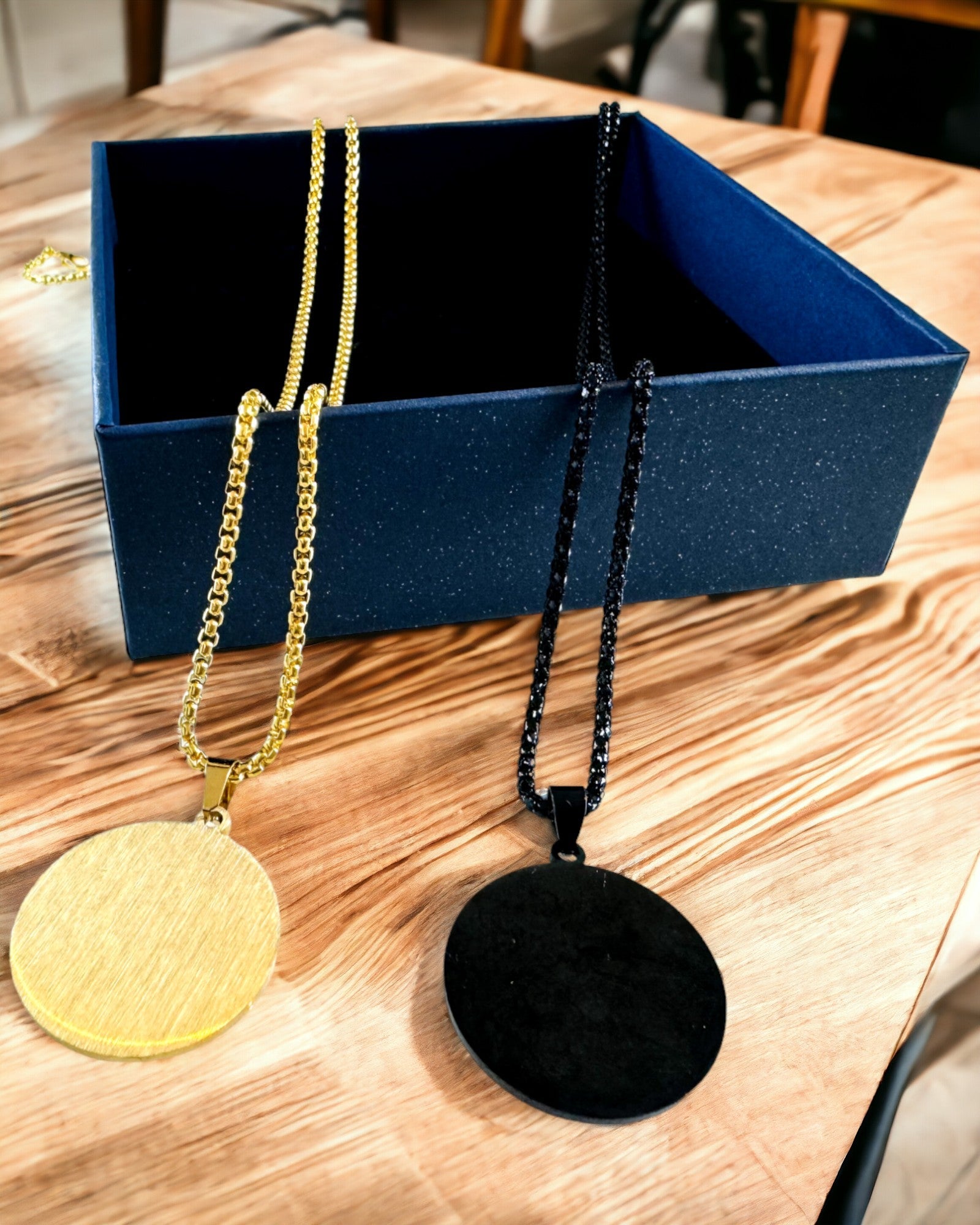 Pendente "Urban Elegance" – Medaglia Rotonda in Acciaio Inossidabile Bicolore con Possibilità di Personalizzazione