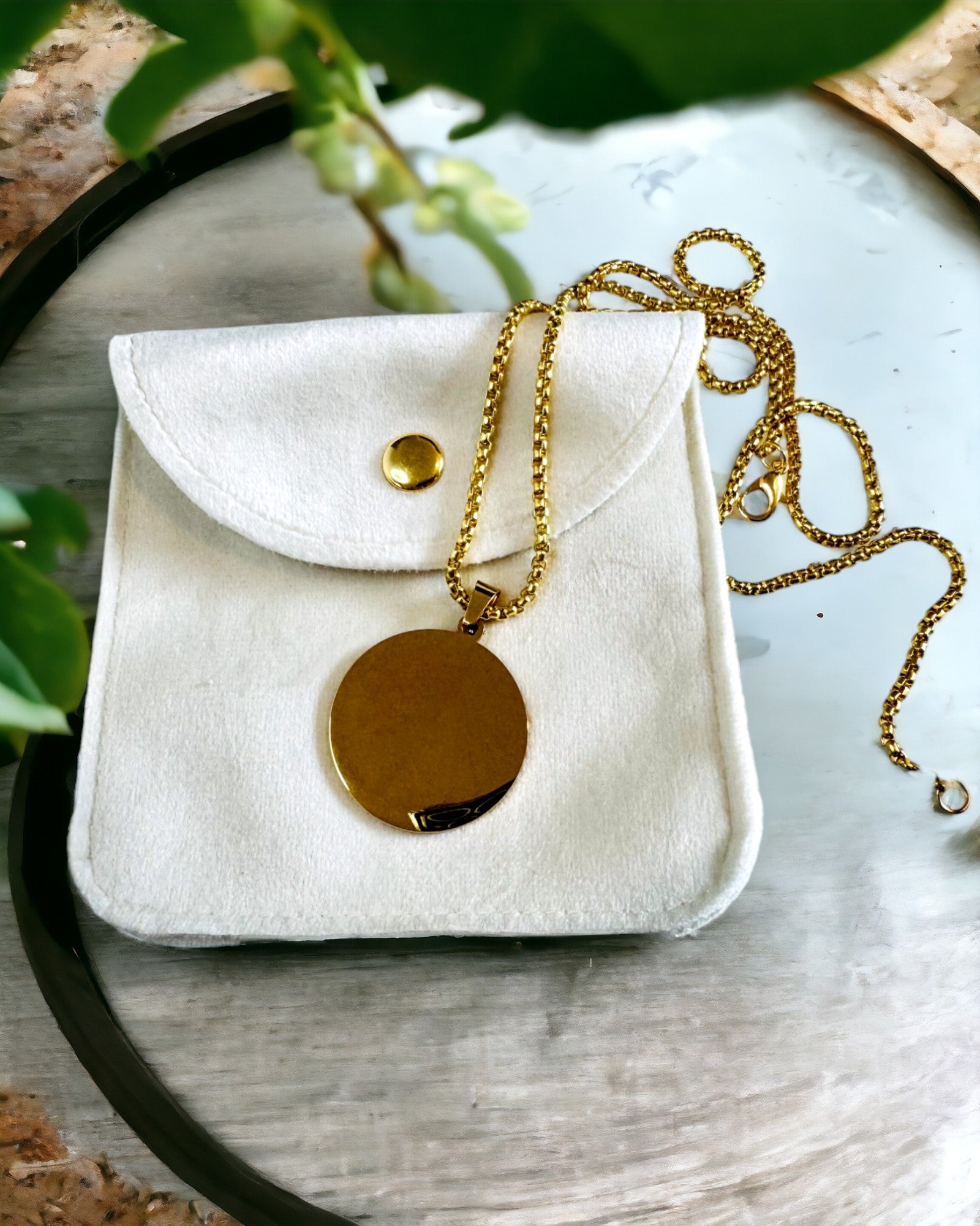 Pendente "Urban Elegance" – Medaglia Rotonda in Acciaio Inossidabile Bicolore con Possibilità di Personalizzazione