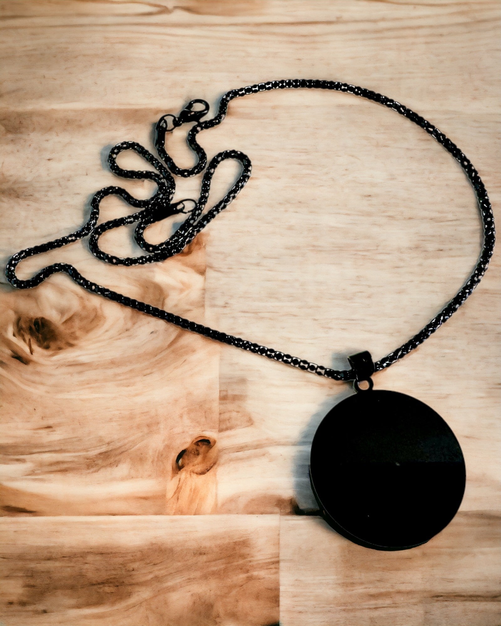 Pendente "Urban Elegance" – Medaglia Rotonda in Acciaio Inossidabile Bicolore con Possibilità di Personalizzazione