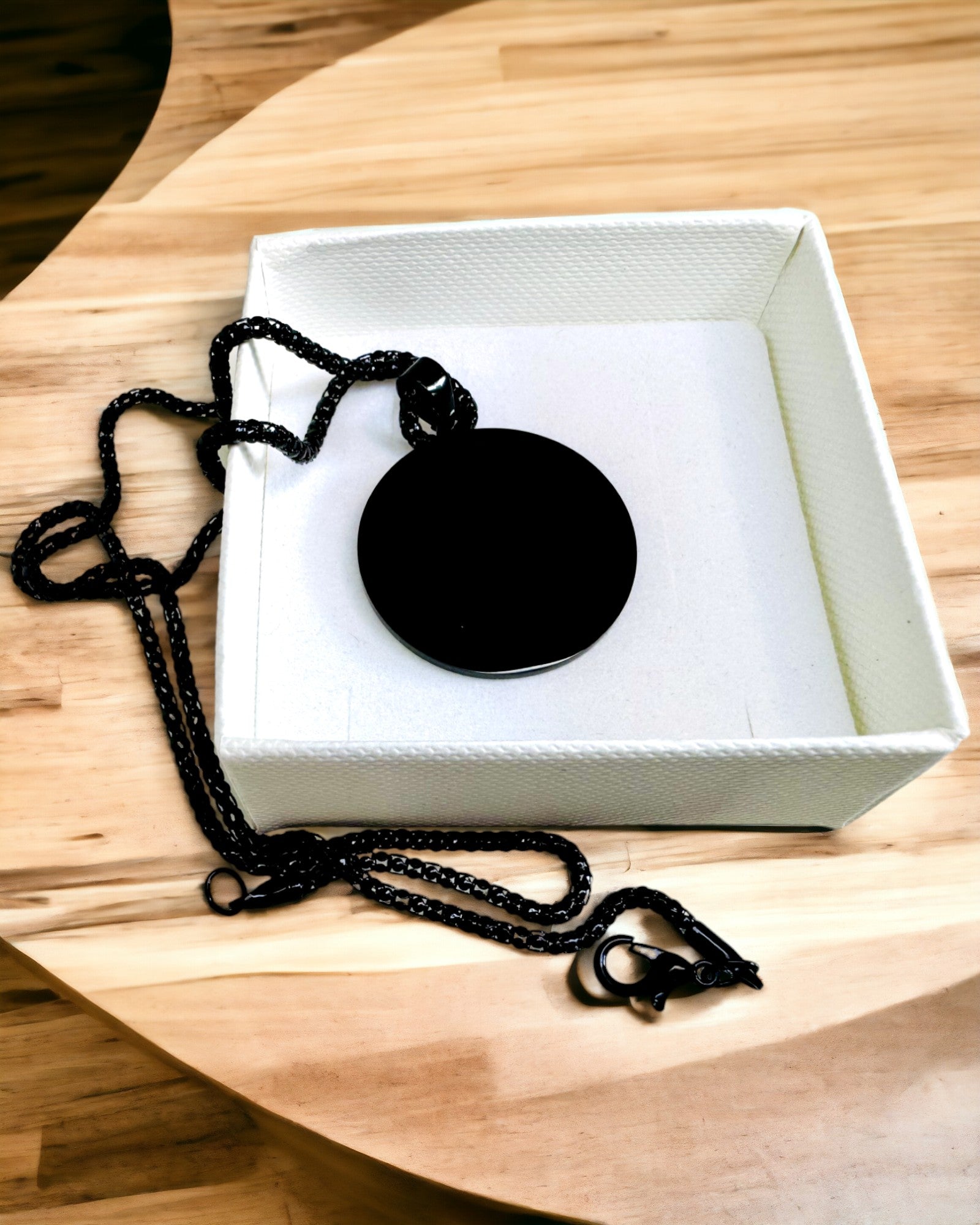 Pendente "Urban Elegance" – Medaglia Rotonda in Acciaio Inossidabile Bicolore con Possibilità di Personalizzazione