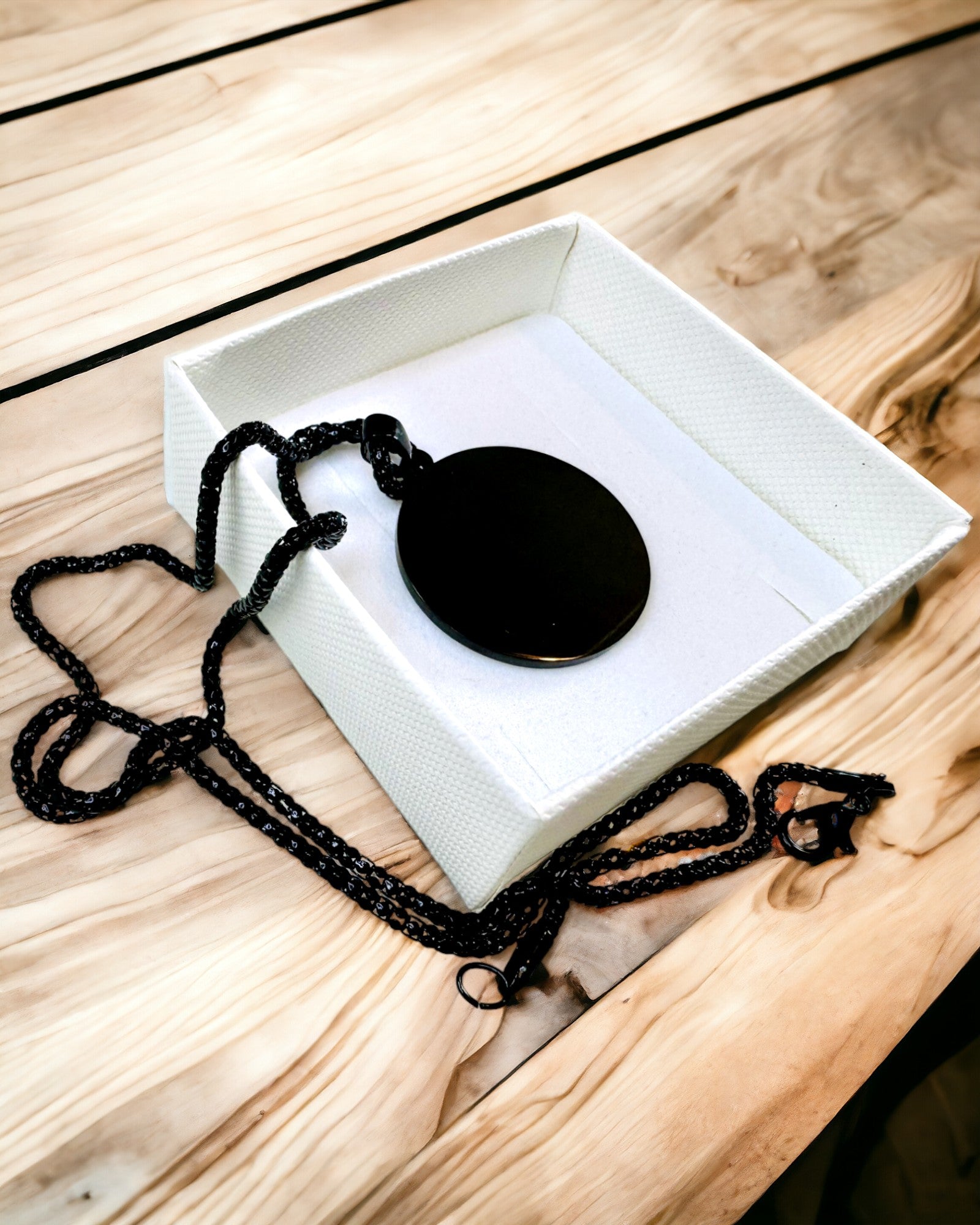 Pendente "Urban Elegance" – Medaglia Rotonda in Acciaio Inossidabile Bicolore con Possibilità di Personalizzazione