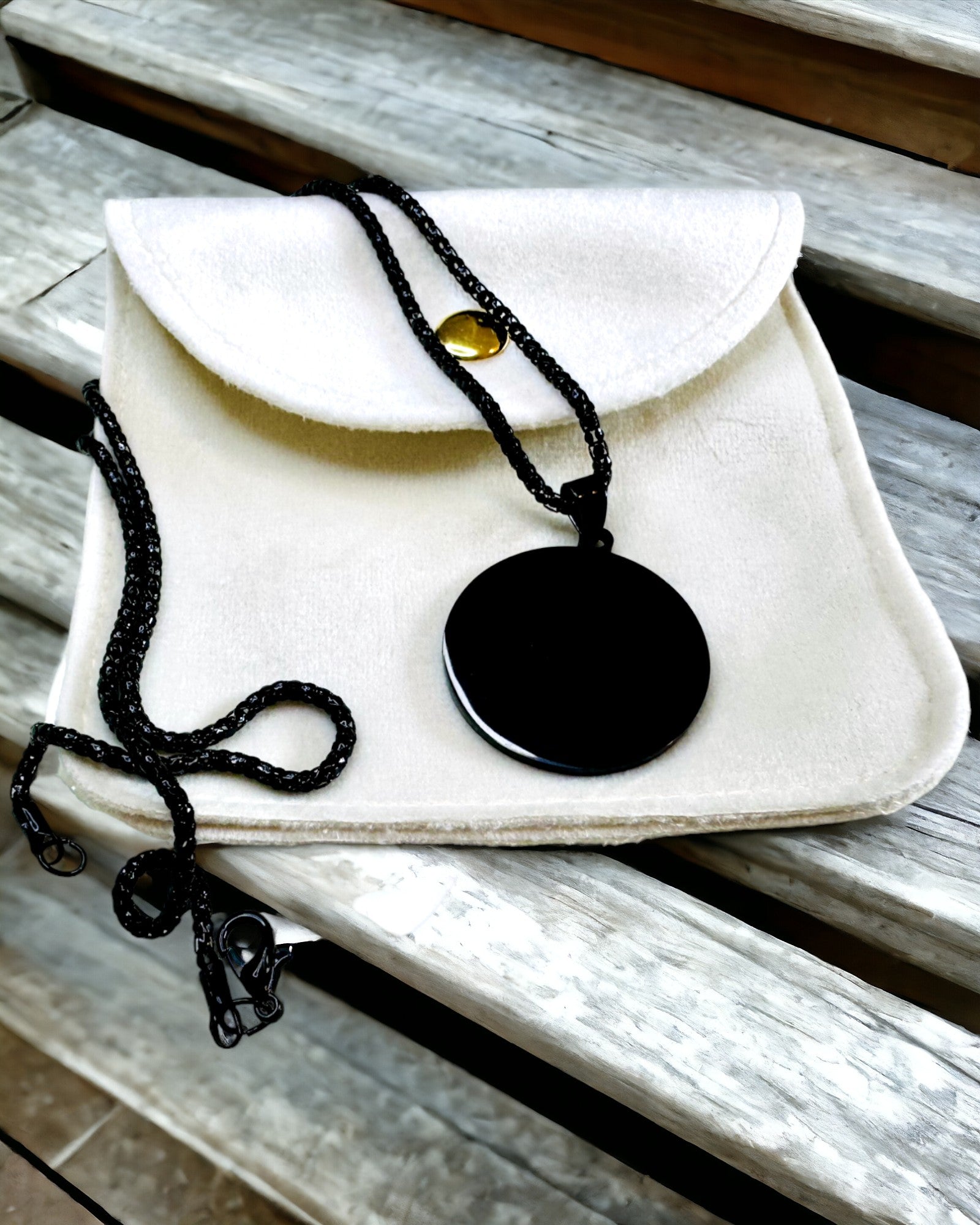 Pendente "Urban Elegance" – Medaglia Rotonda in Acciaio Inossidabile Bicolore con Possibilità di Personalizzazione