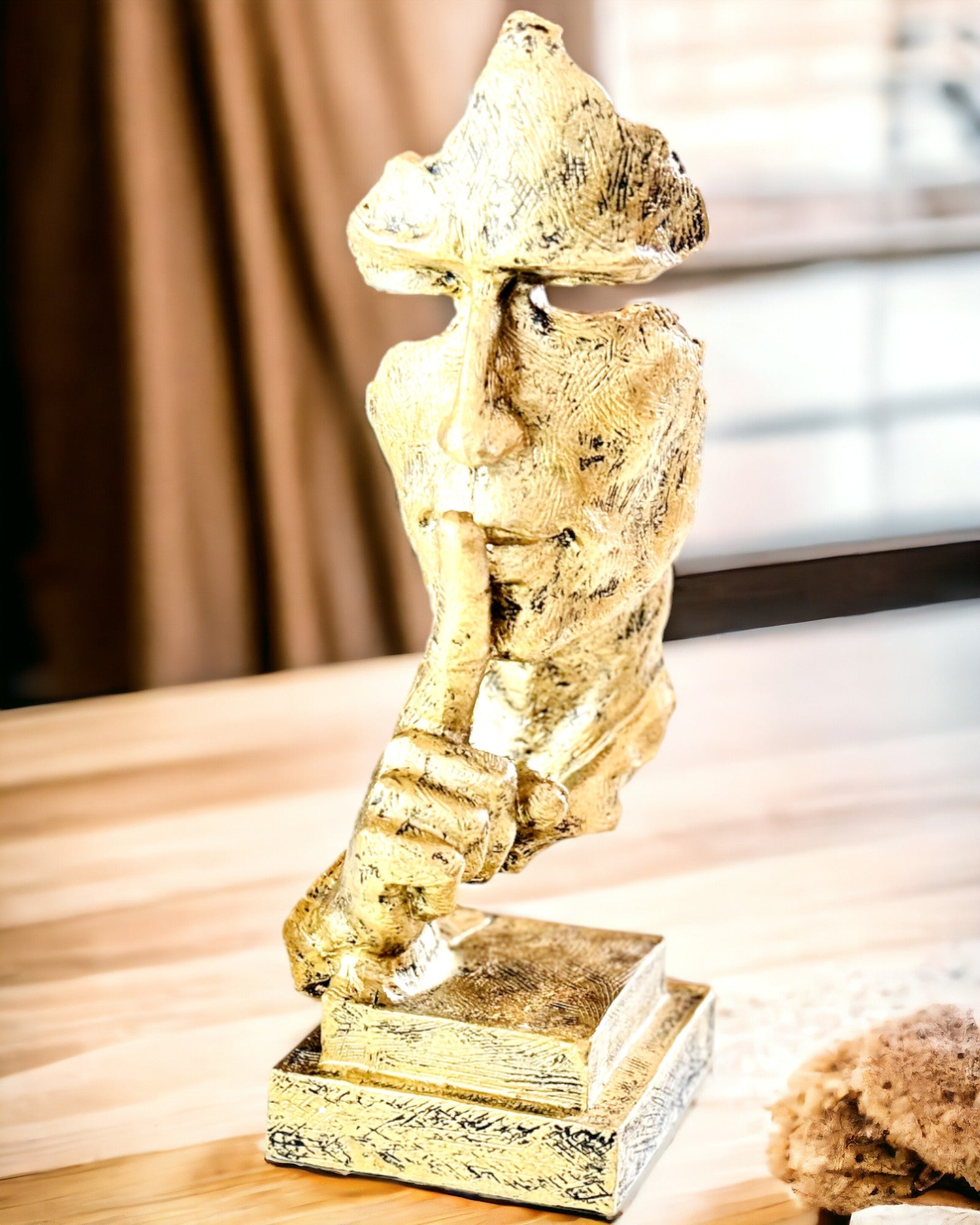 Homme Réfléchi – Sculpture Abstraite de Style Moderne