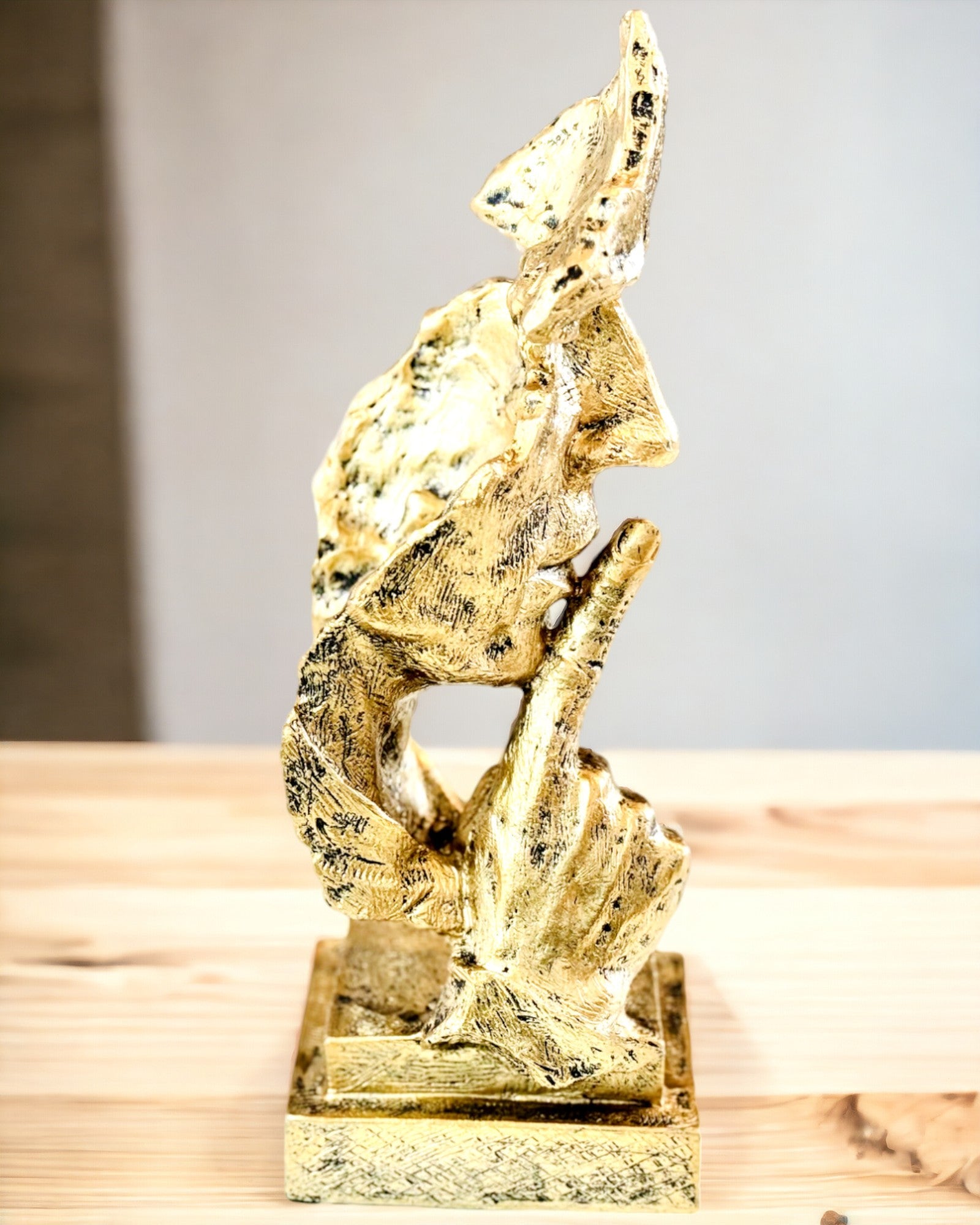 Homme Réfléchi – Sculpture Abstraite de Style Moderne