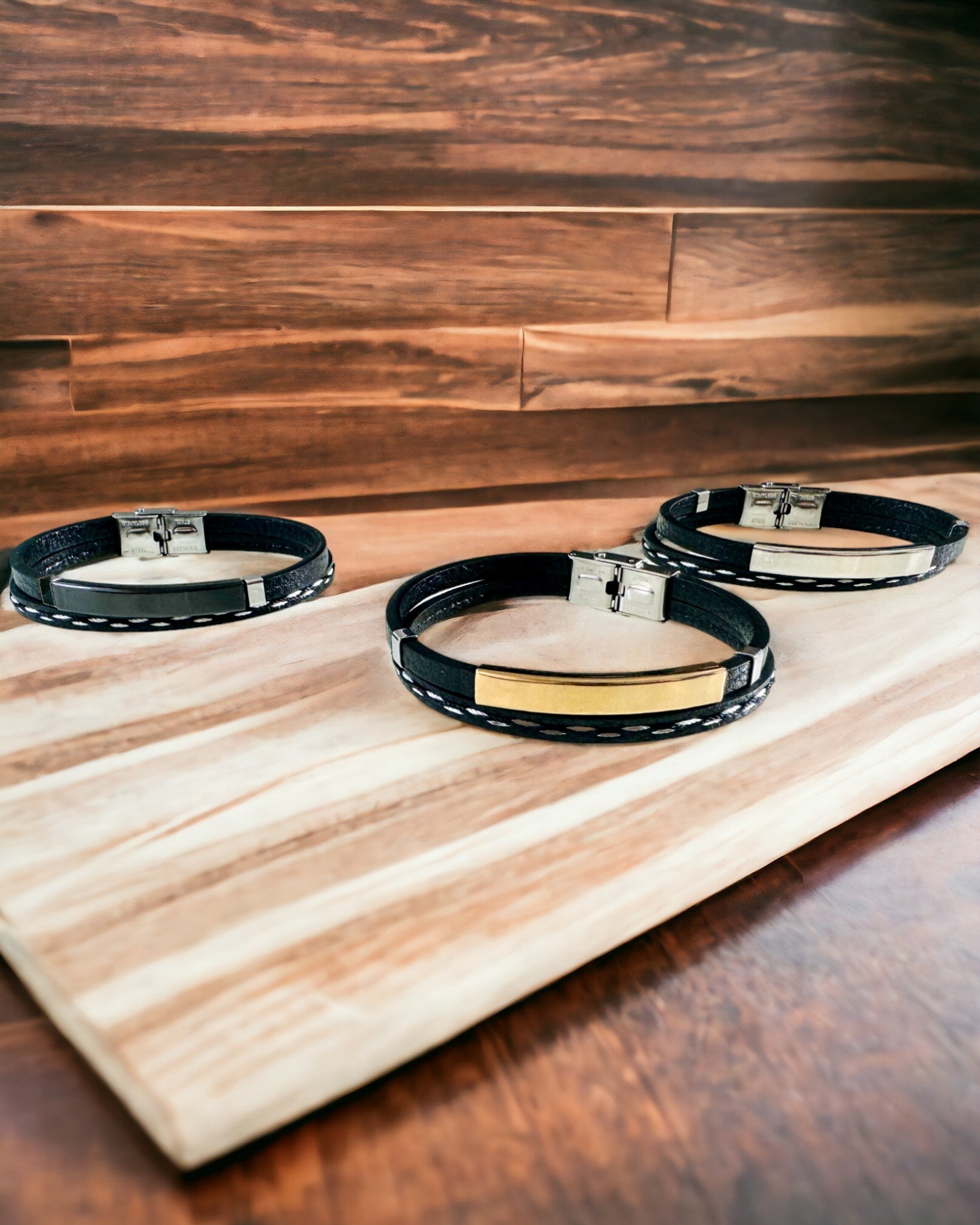 Braccialetto Sportivo in Pelle PU e Acciaio Inossidabile con Possibilità di Incisione – 3 Colori