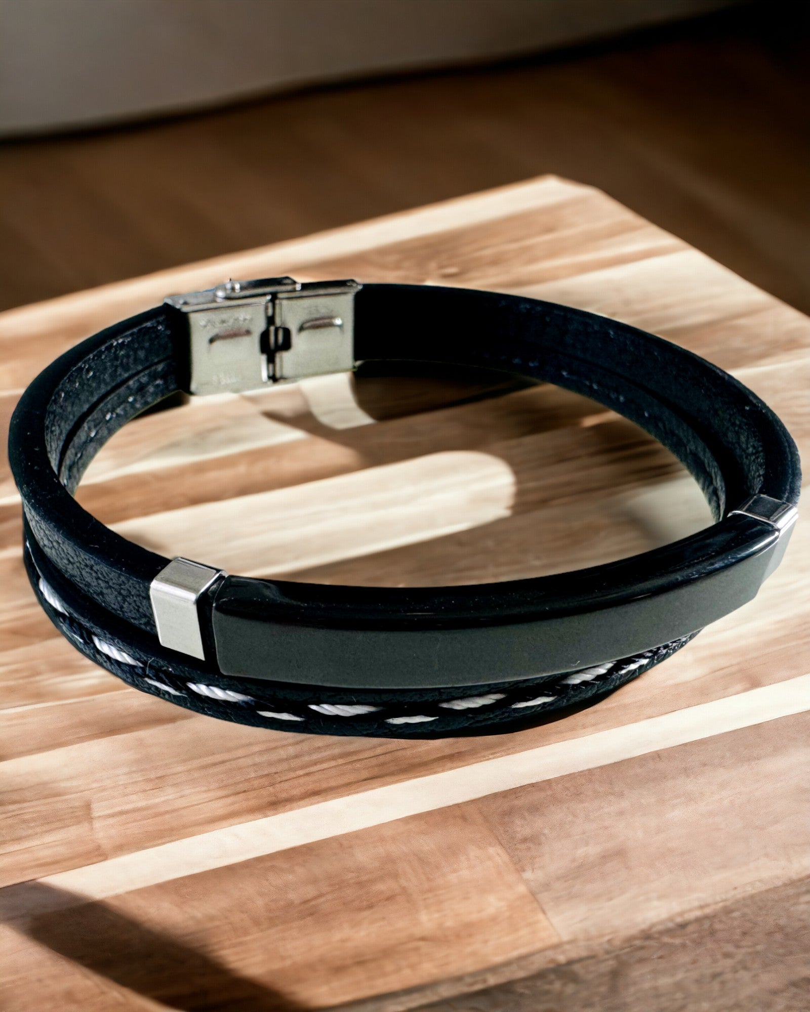 Braccialetto Sportivo in Pelle PU e Acciaio Inossidabile con Possibilità di Incisione – 3 Colori