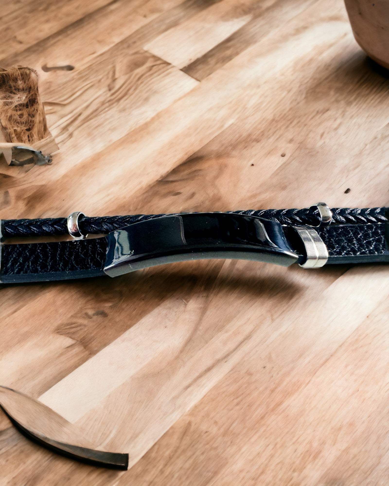 Bracciale da Uomo in Pelle PU e Acciaio Inossidabile con Possibilità di Incisione – Disponibile in Due Varianti di Colore