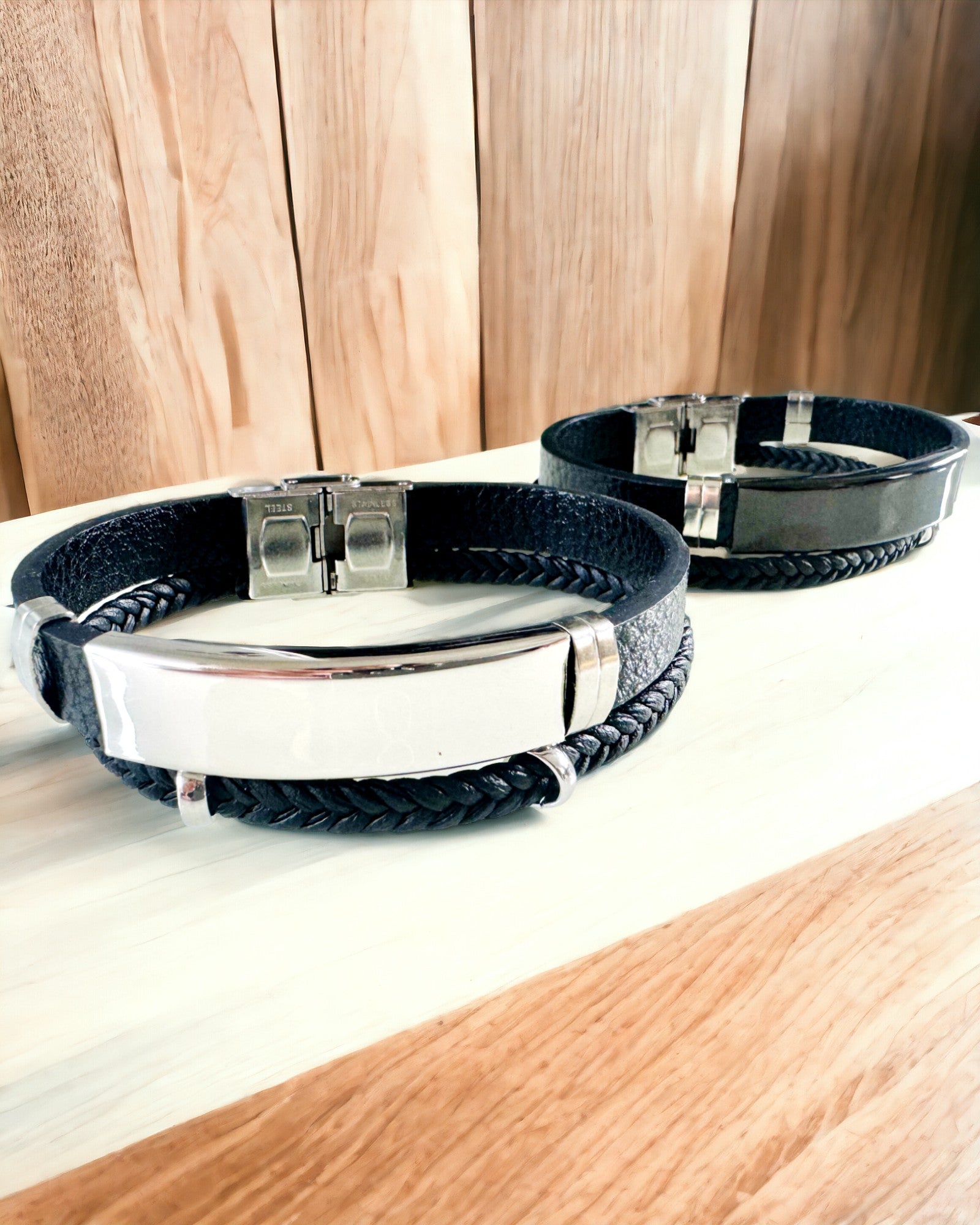 Bracciale da Uomo in Pelle PU e Acciaio Inossidabile con Possibilità di Incisione – Disponibile in Due Varianti di Colore