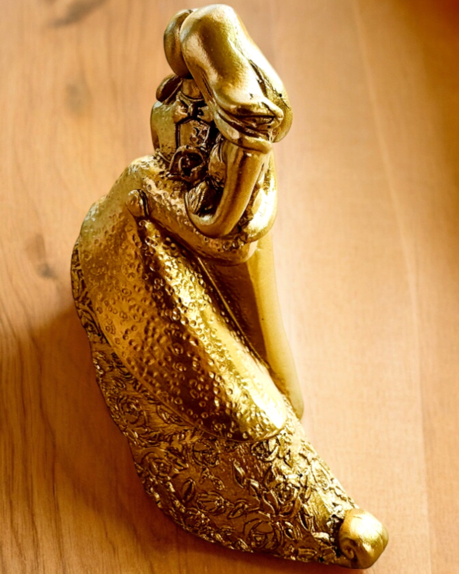 Figur "Ewige Liebe" in Gold - 11 cm, Kleine Dekorationsfigur mit Gravuroption