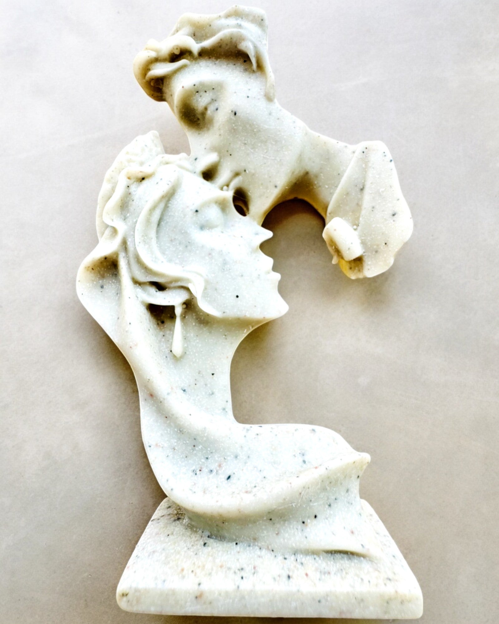 Figurina "Eleganza in Pietra" colore bianco - altezza 13,5 cm, Decorativa con Opzione di Incisione