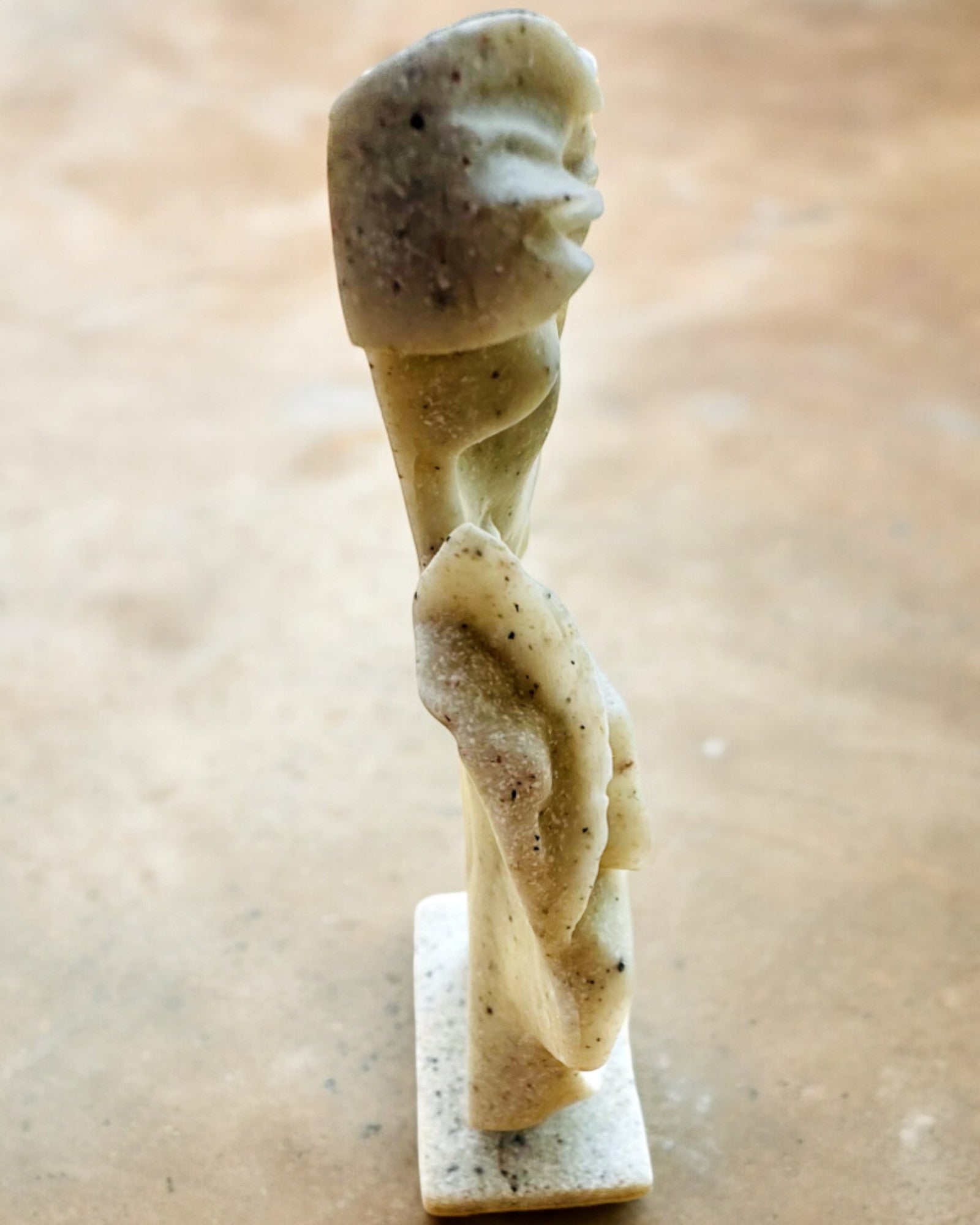 Figurina "Eleganza in Pietra" colore bianco - altezza 13,5 cm, Decorativa con Opzione di Incisione