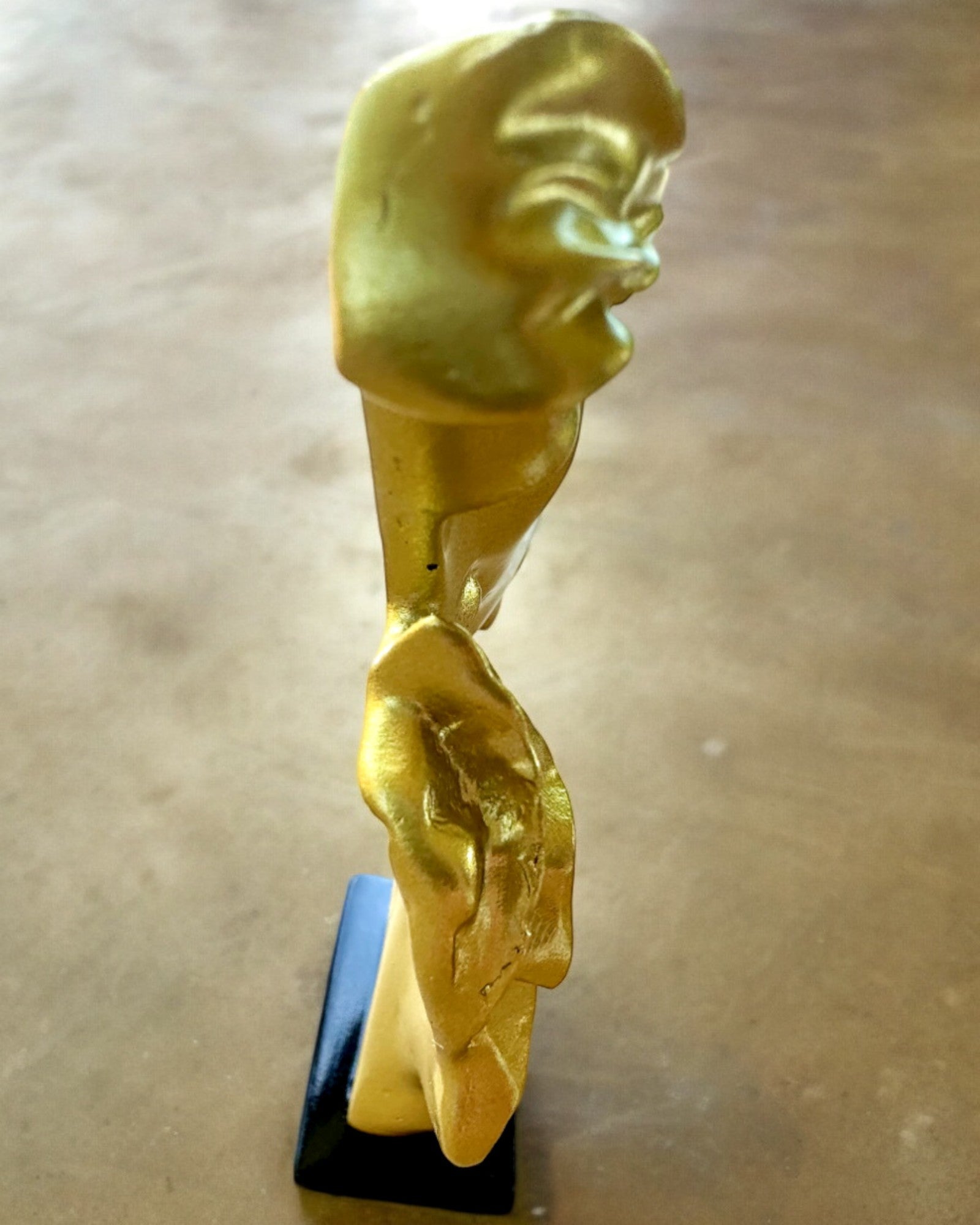 Figurina "Eleganza in Pietra" colore oro - altezza 13,5 cm, Decorativa con Opzione di Incisione