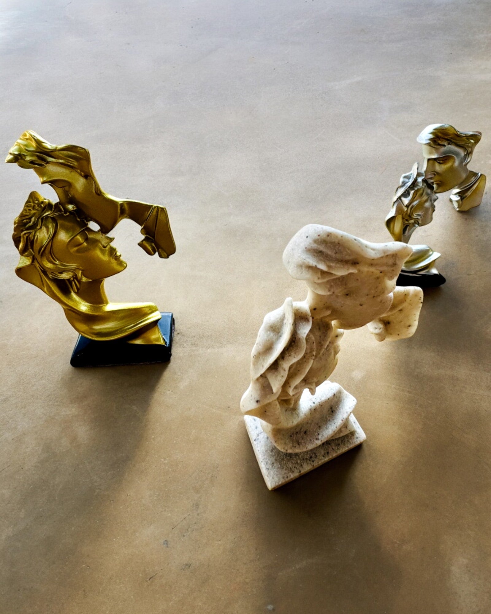 Figurina "Eleganza in Pietra" colore bianco - altezza 13,5 cm, Decorativa con Opzione di Incisione