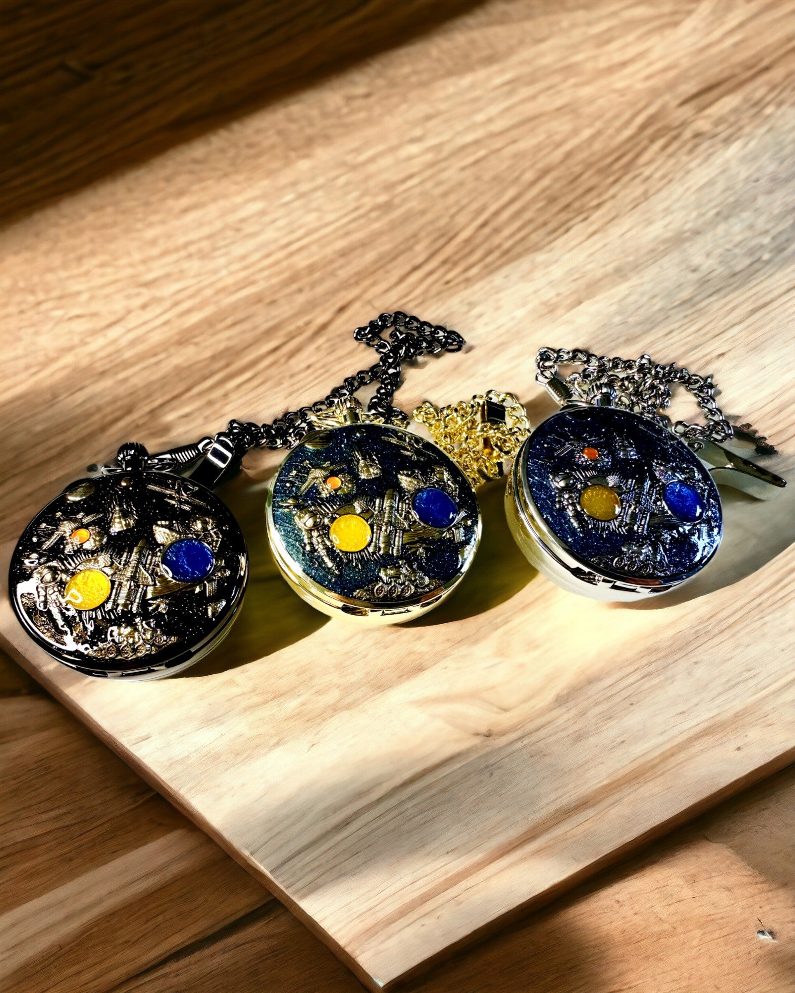 Taschenuhr "Astrum Temporis" - Schwarzer Rahmen. Möglichkeit zur Personalisierung mit Gravur.