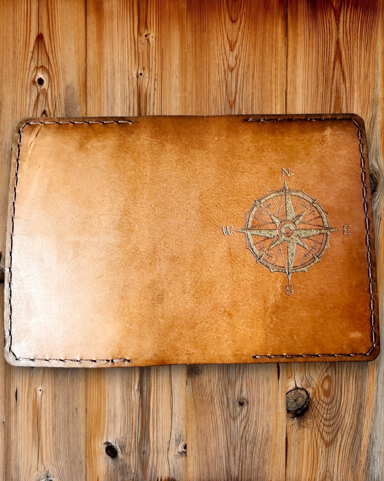 Traveler's Case - Leather Passport Holder, personalized with engraving - 2 color variants