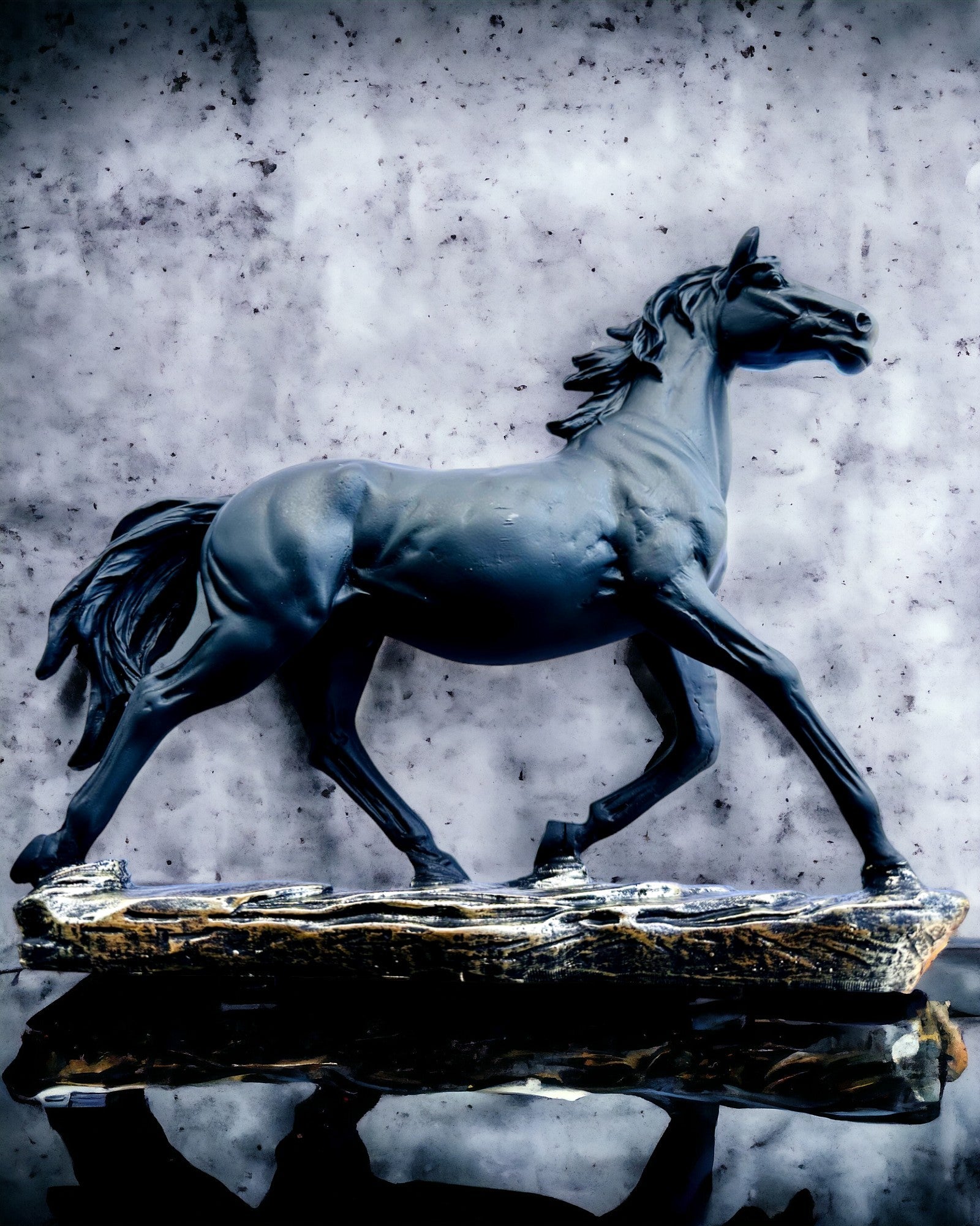 "Czarny Galop" - Elegante Statua di Cavallo con Possibilità di Incisione