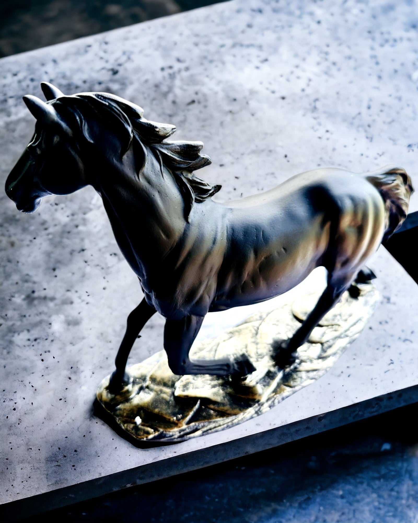 "Czarny Galop" - Élégante Figurine de Cheval avec Possibilité de Gravure