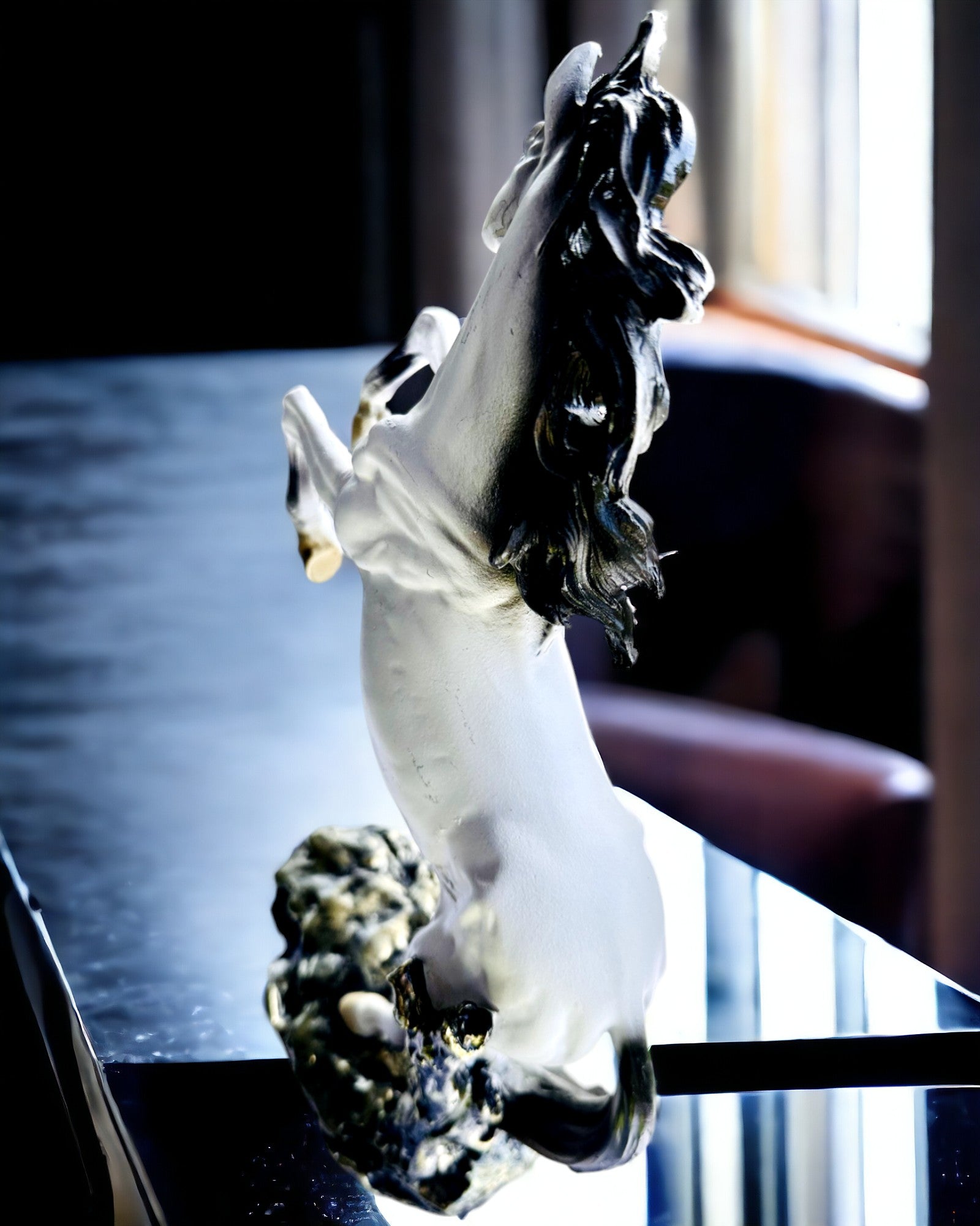 "Élégant Cavalier" - Figurine de Cheval Blanche avec Possibilité de Gravure