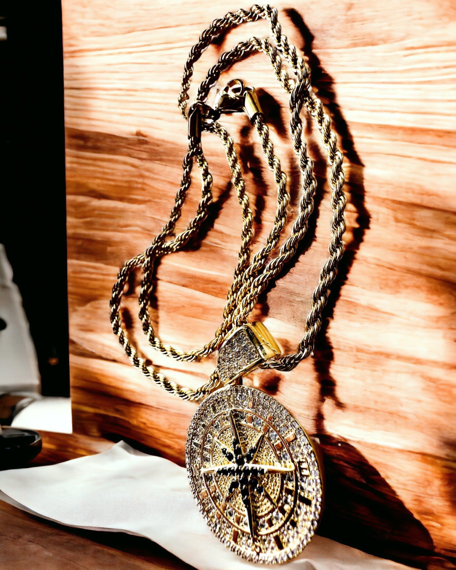 Collana con Pendente Bussola in Stile Glamour con Zirconi per Donne e Uomini - colore oro, incisione