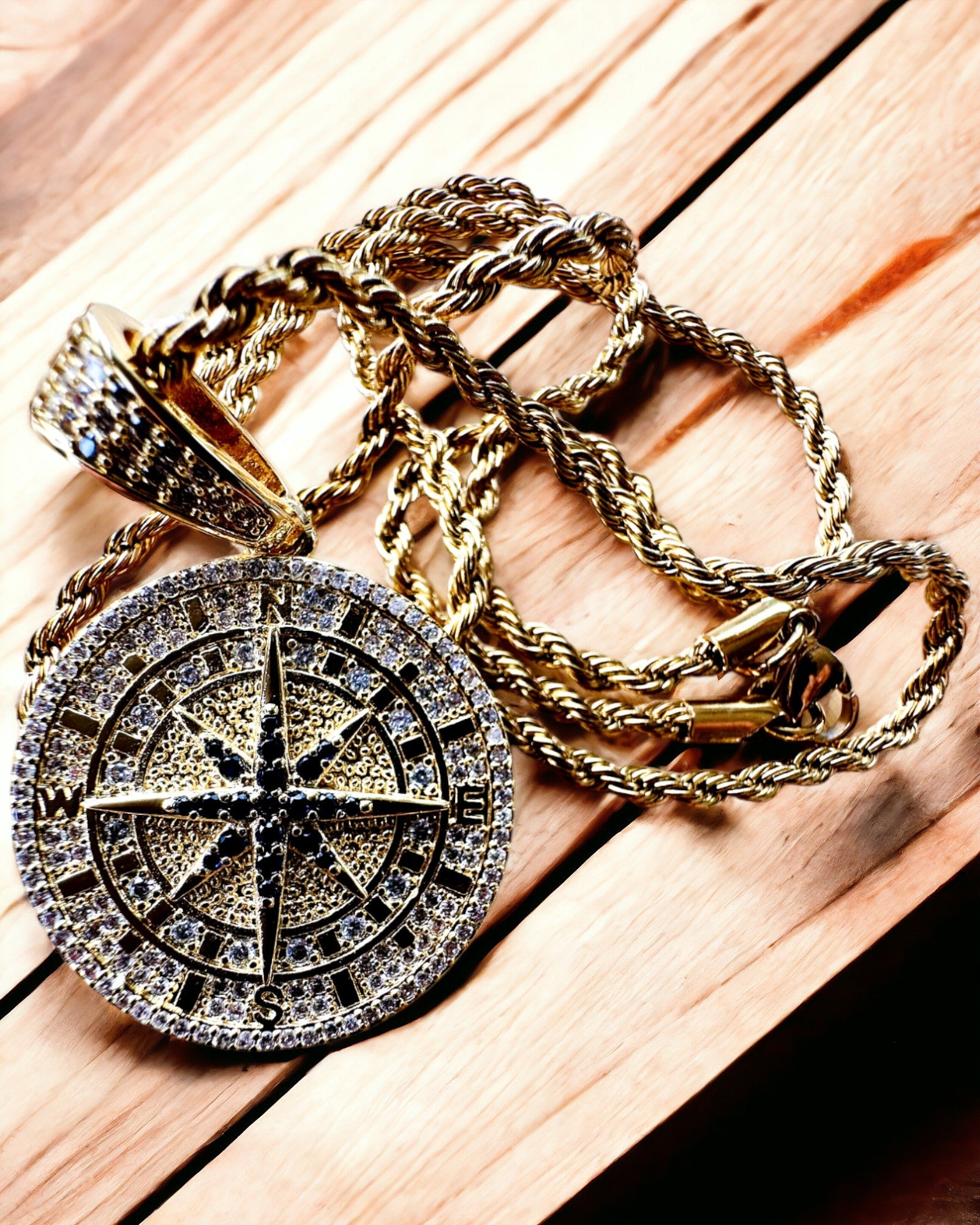 Halskette mit Kompass-Anhänger im Glamour-Stil mit Zirkonia für Damen und Herren - goldfarben, Gravur