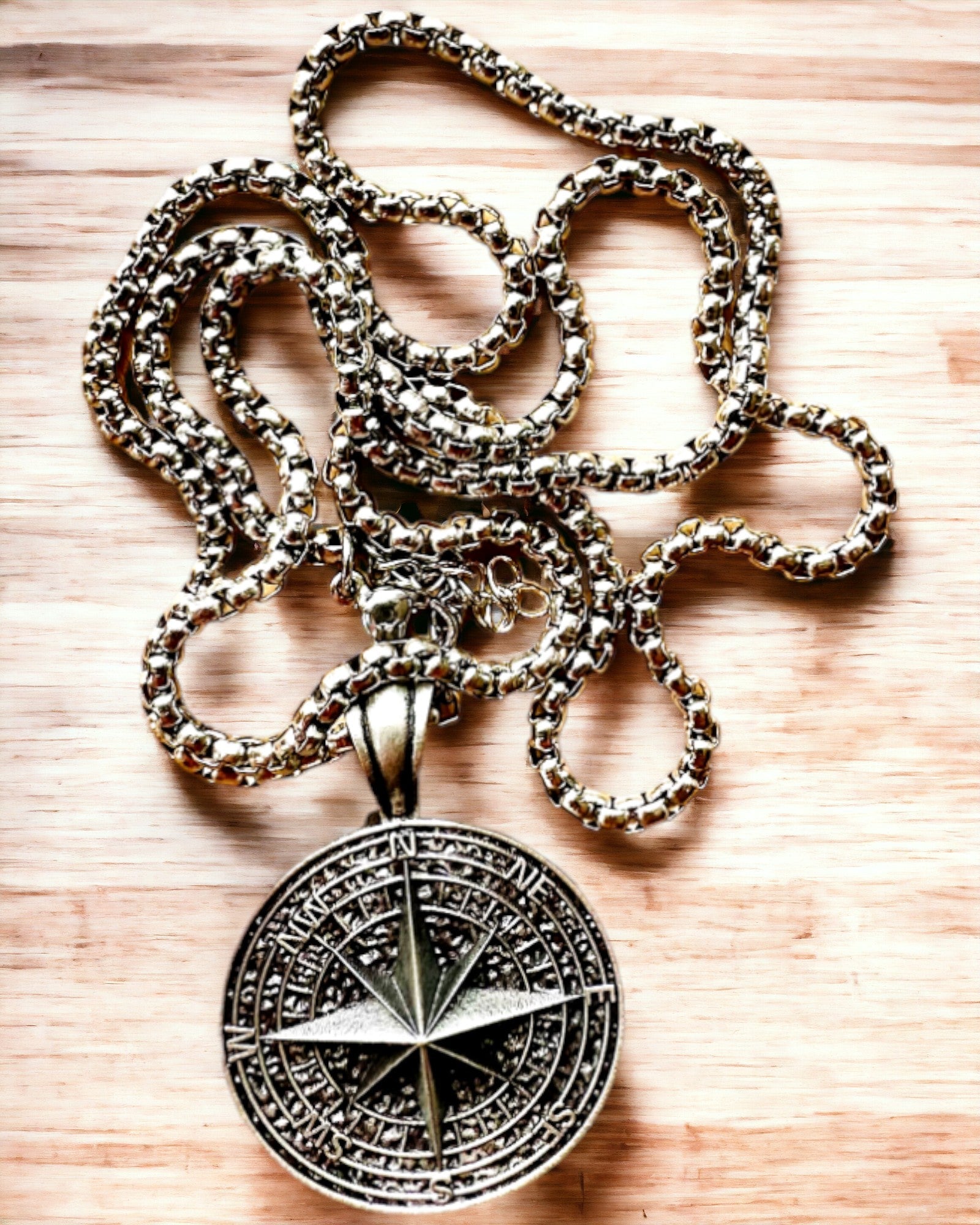 "Eurla" Compass Necklace - customizable with engraving