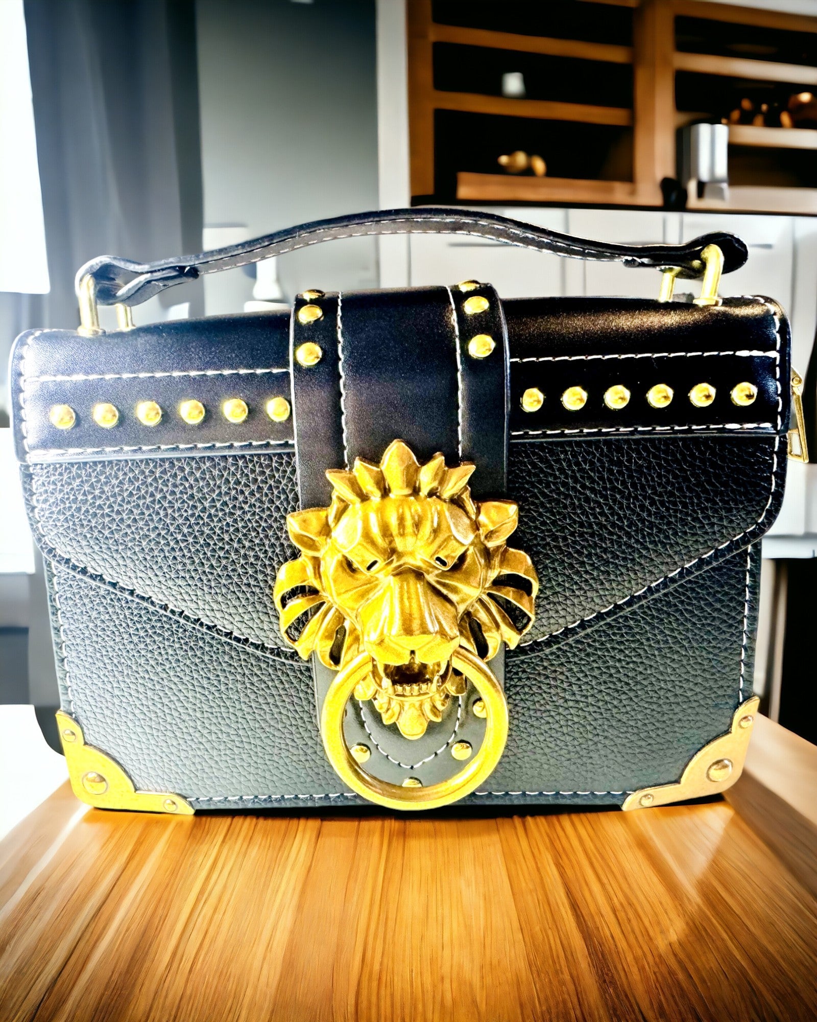 Borsa a Tracolla Quadrata alla Moda con Accento Leone - colore nero