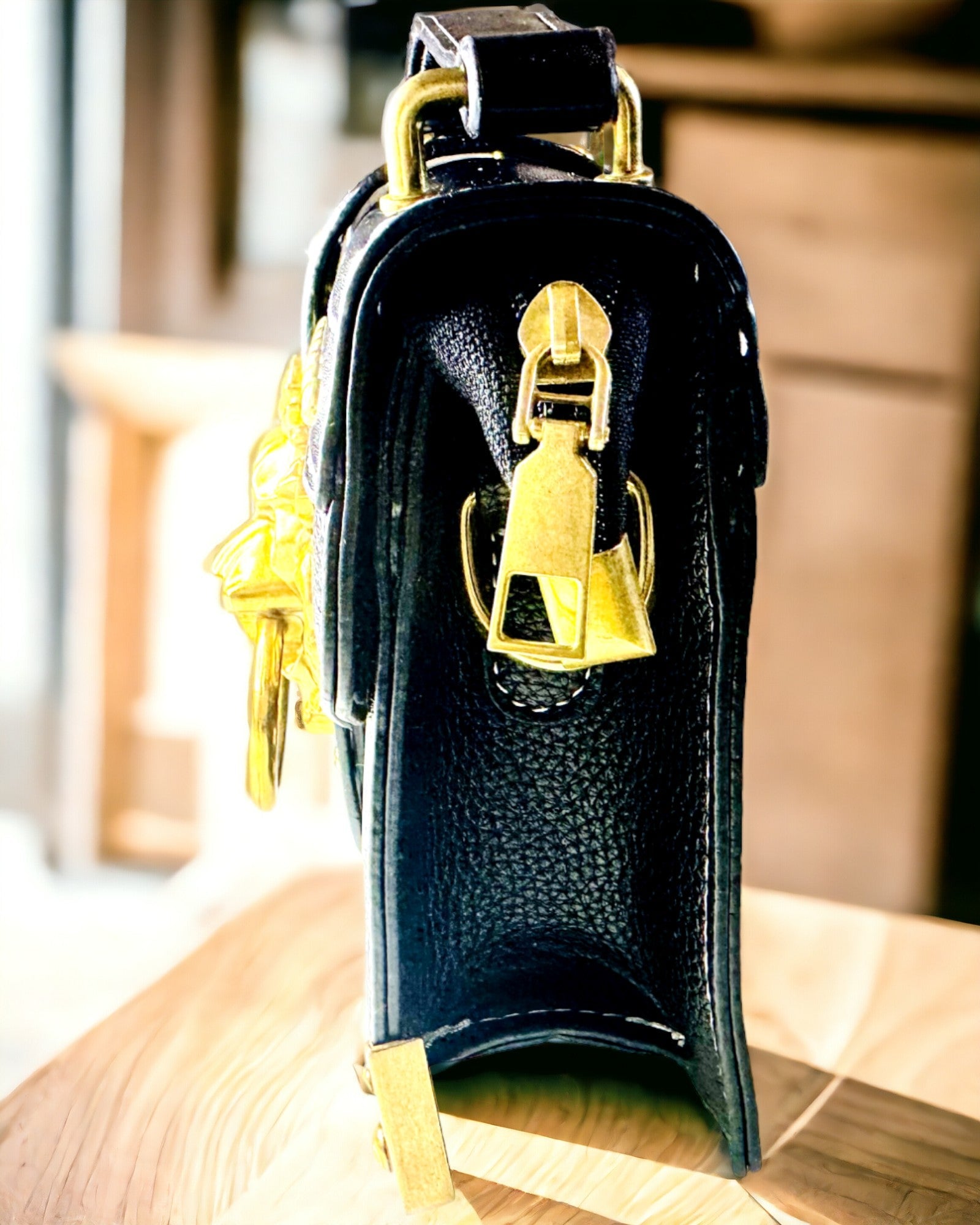 Borsa a Tracolla Quadrata alla Moda con Accento Leone - colore nero