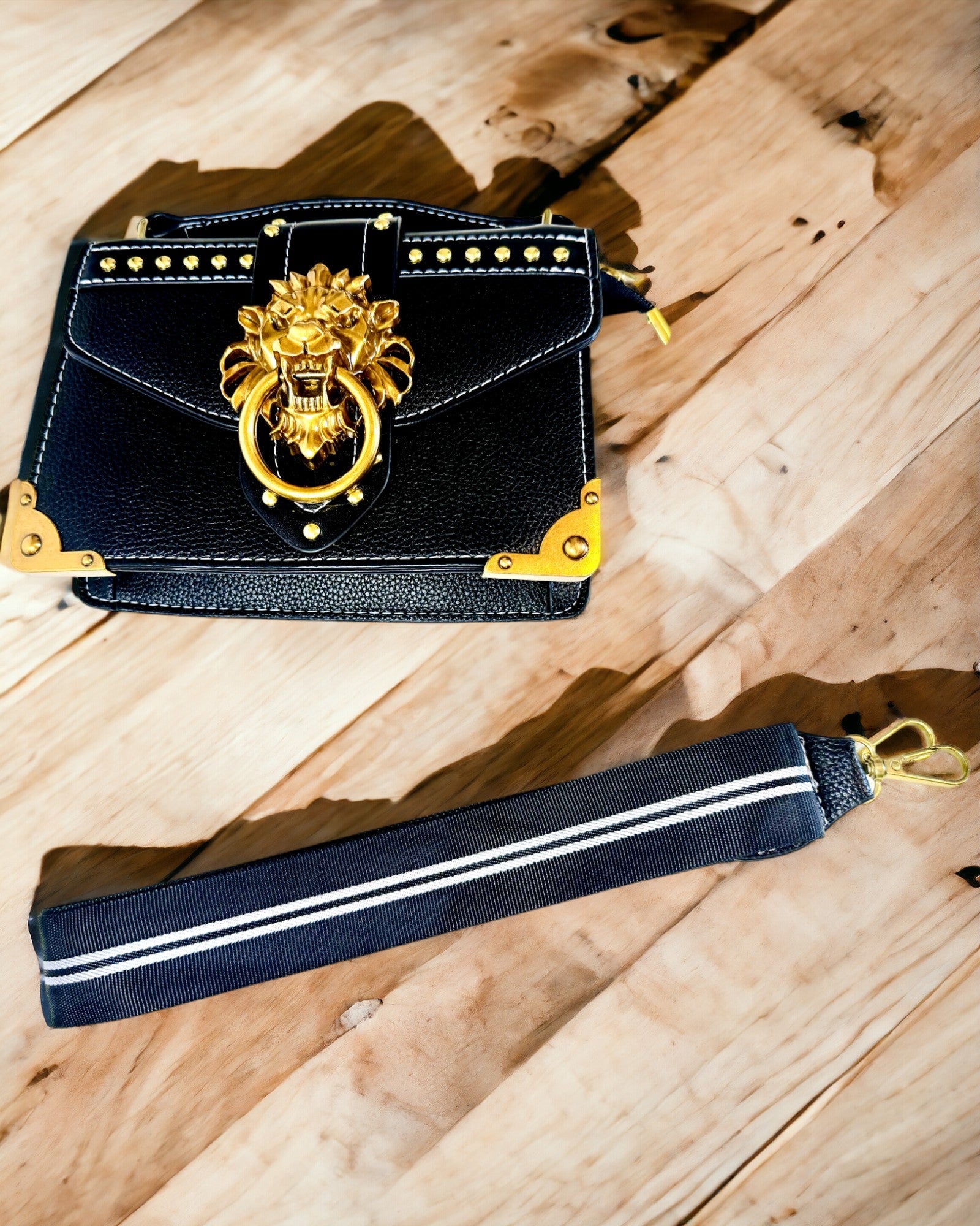 Borsa a Tracolla Quadrata alla Moda con Accento Leone - colore nero