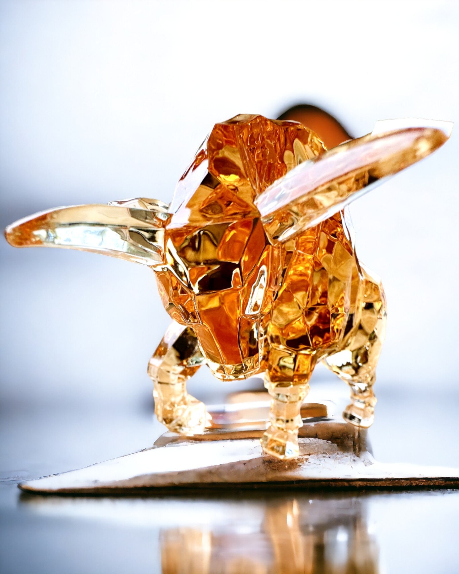 Statua "Złoty Byk" in resina, design trasparente, possibilità di personalizzazione