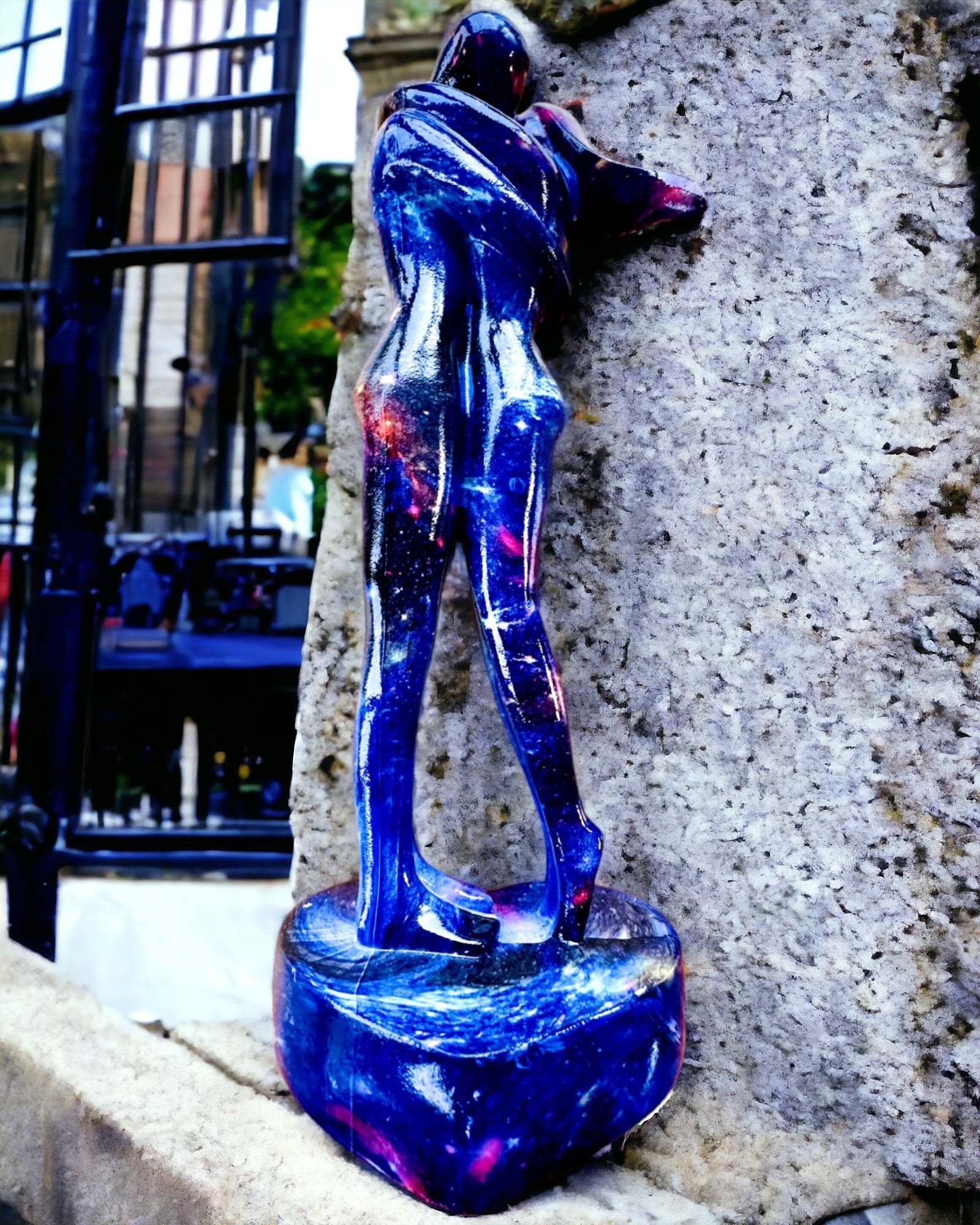 Kosmische Umarmung - Harzfigur mit Gravuroption