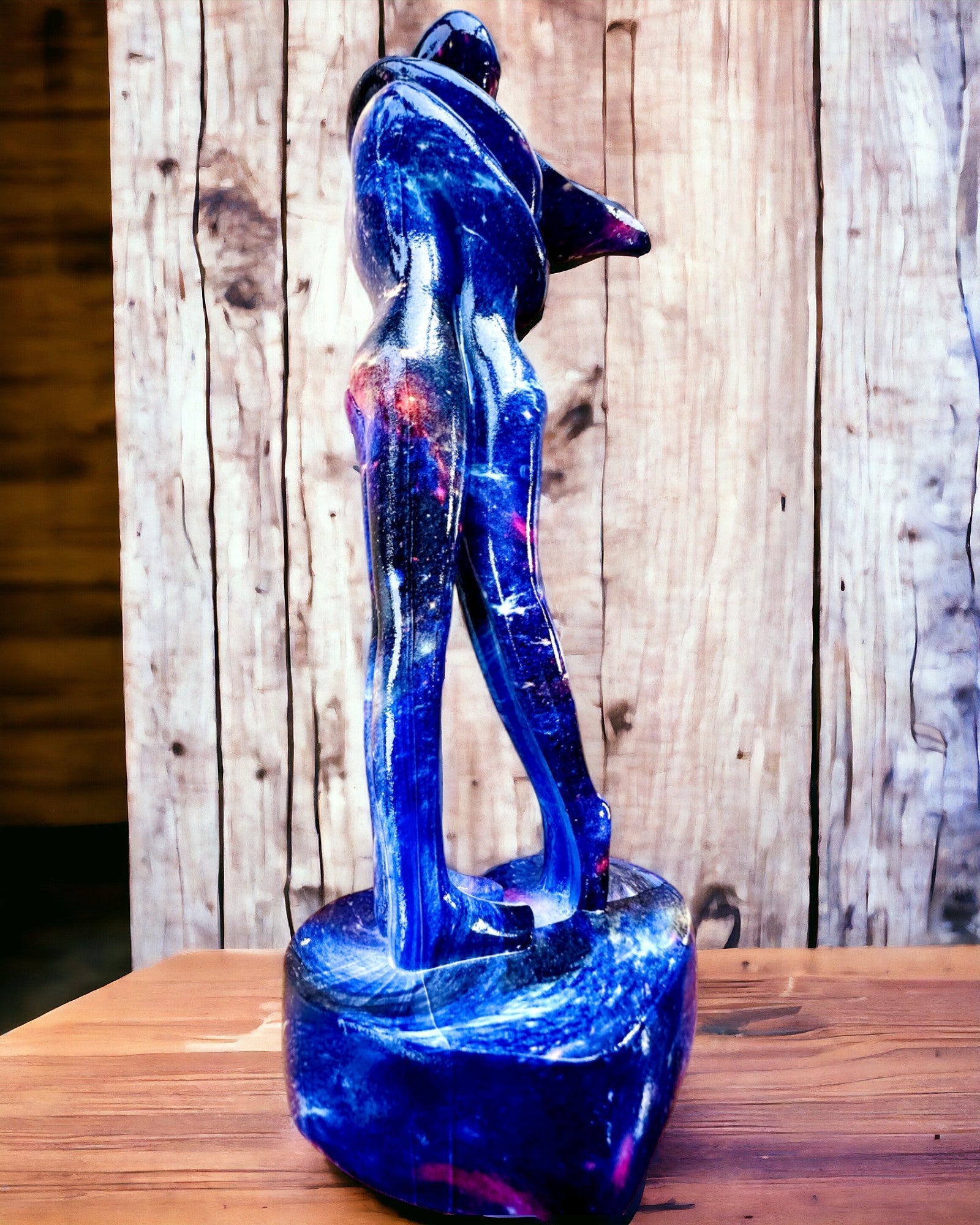 Kosmische Umarmung - Harzfigur mit Gravuroption