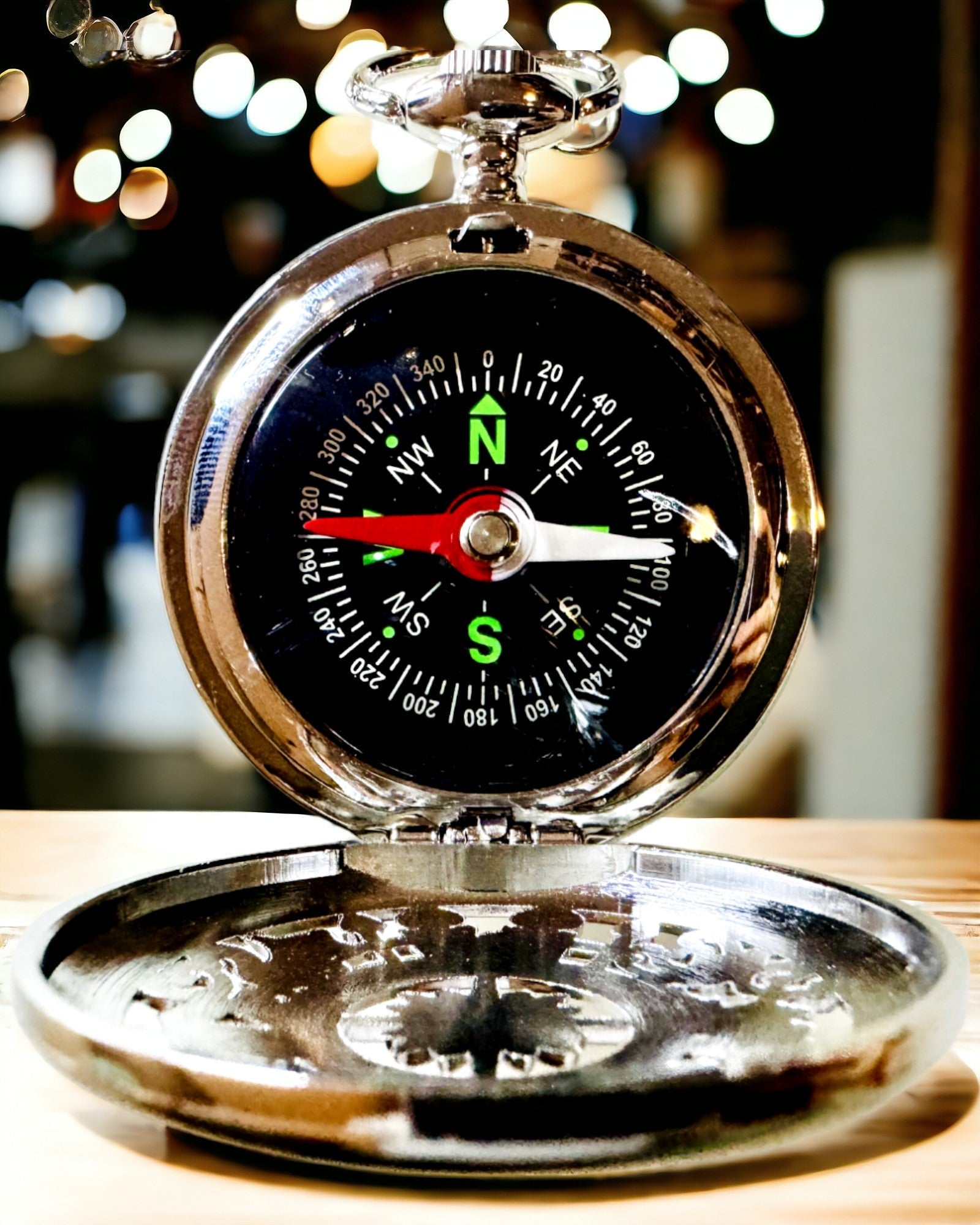 Bussola Tascabile Argento in Stile Retrò con Motivo Trafitto – Elegante e Pratica. Incisione