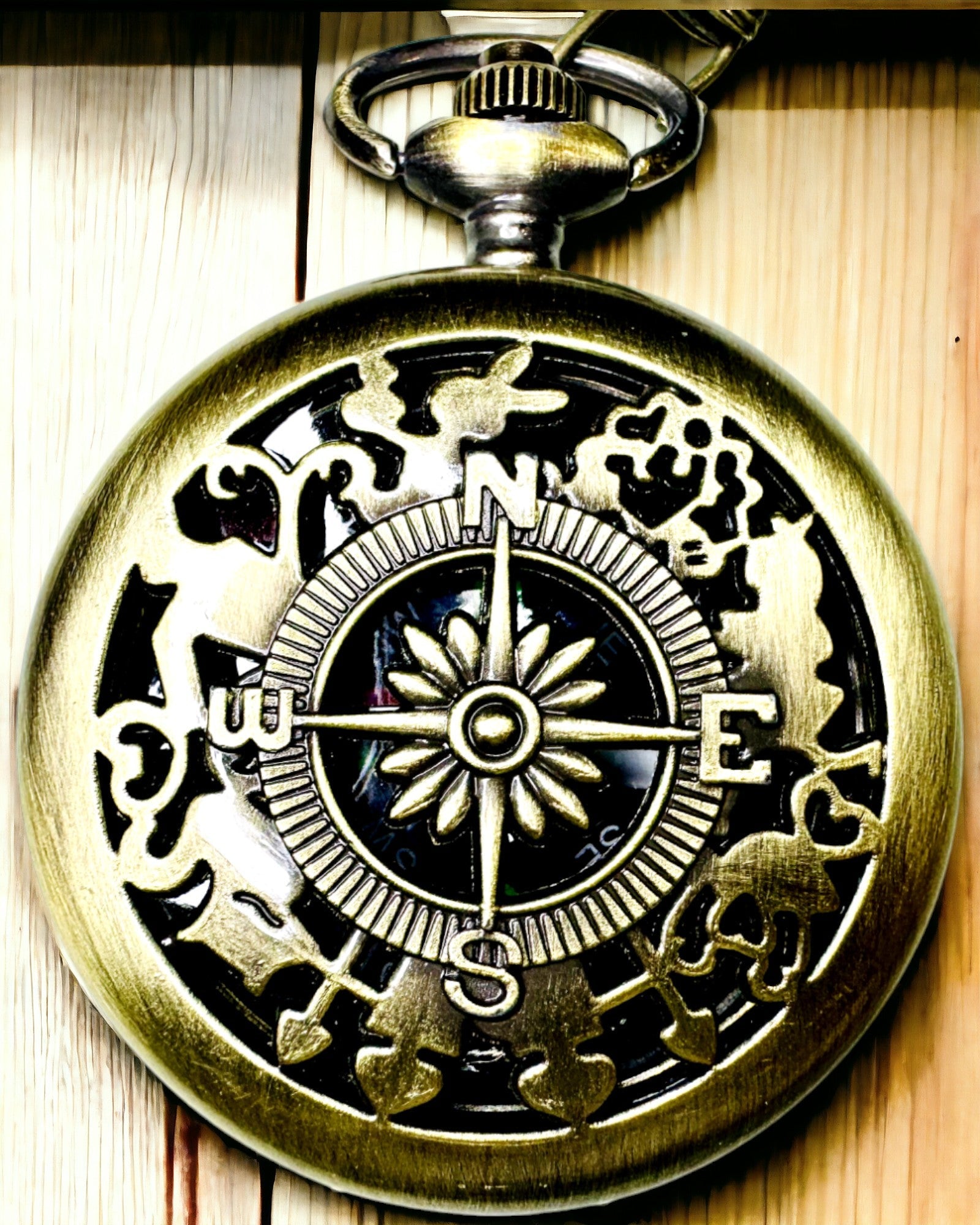 Antique Bronze-Gold Pocket Compass with Filigree Design – Perfect for Explorers and Retro Enthusiasts. Personalization with Engraving