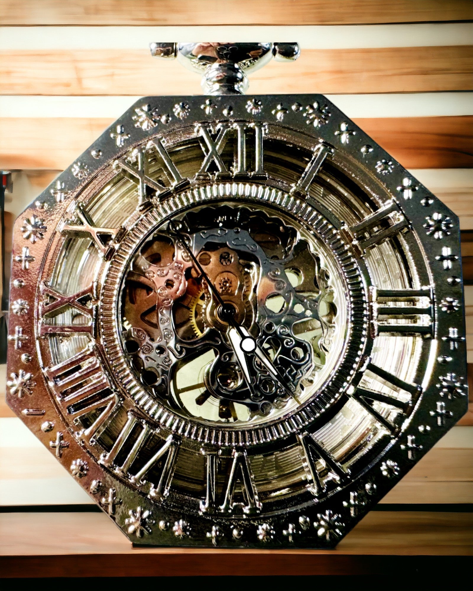Klassische silberfarbene achteckige mechanische Taschenuhr mit skelettiertem Zifferblatt im Steampunk-Stil