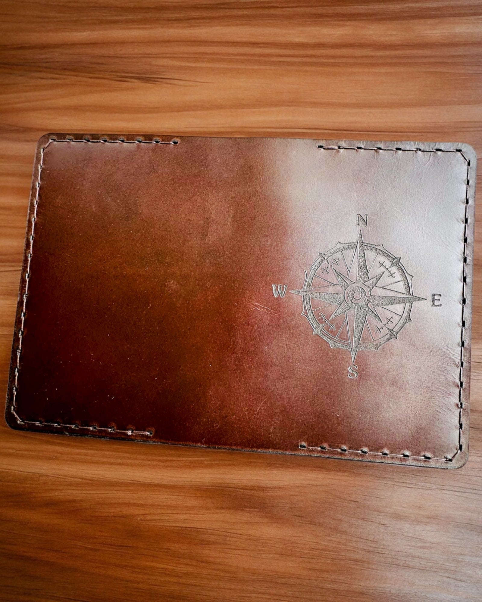 Traveler's Case - Leather Passport Holder, personalized with engraving - 2 color variants