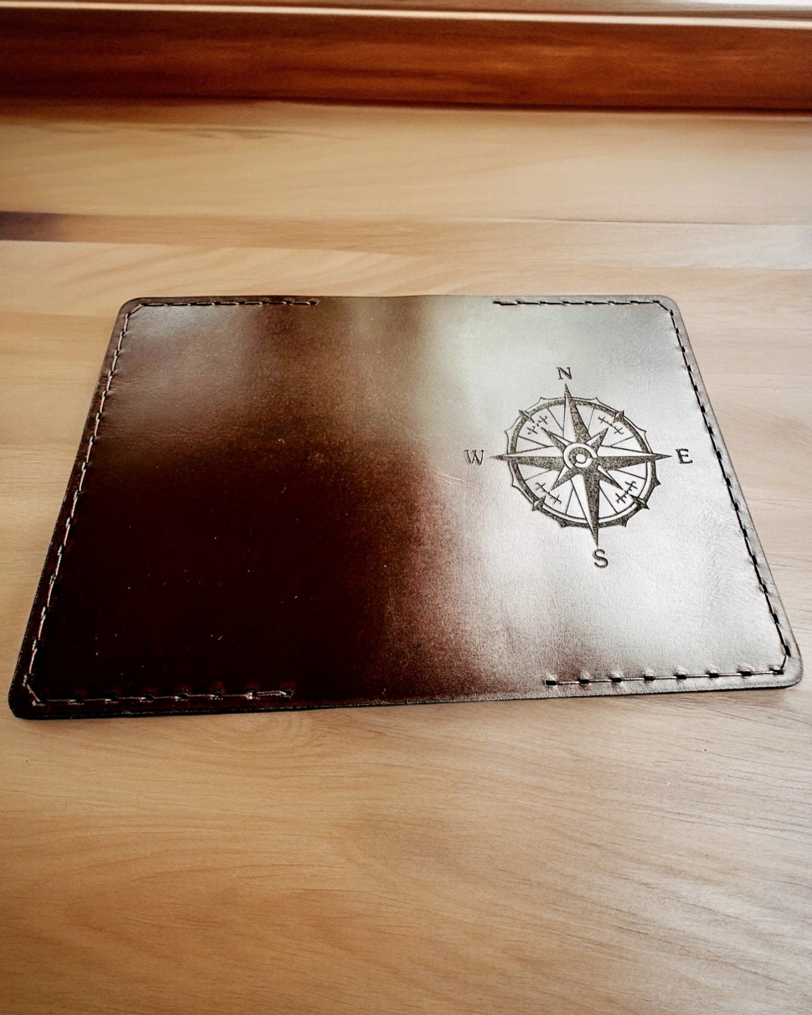 Traveler's Case - Leather Passport Holder, personalized with engraving - 2 color variants