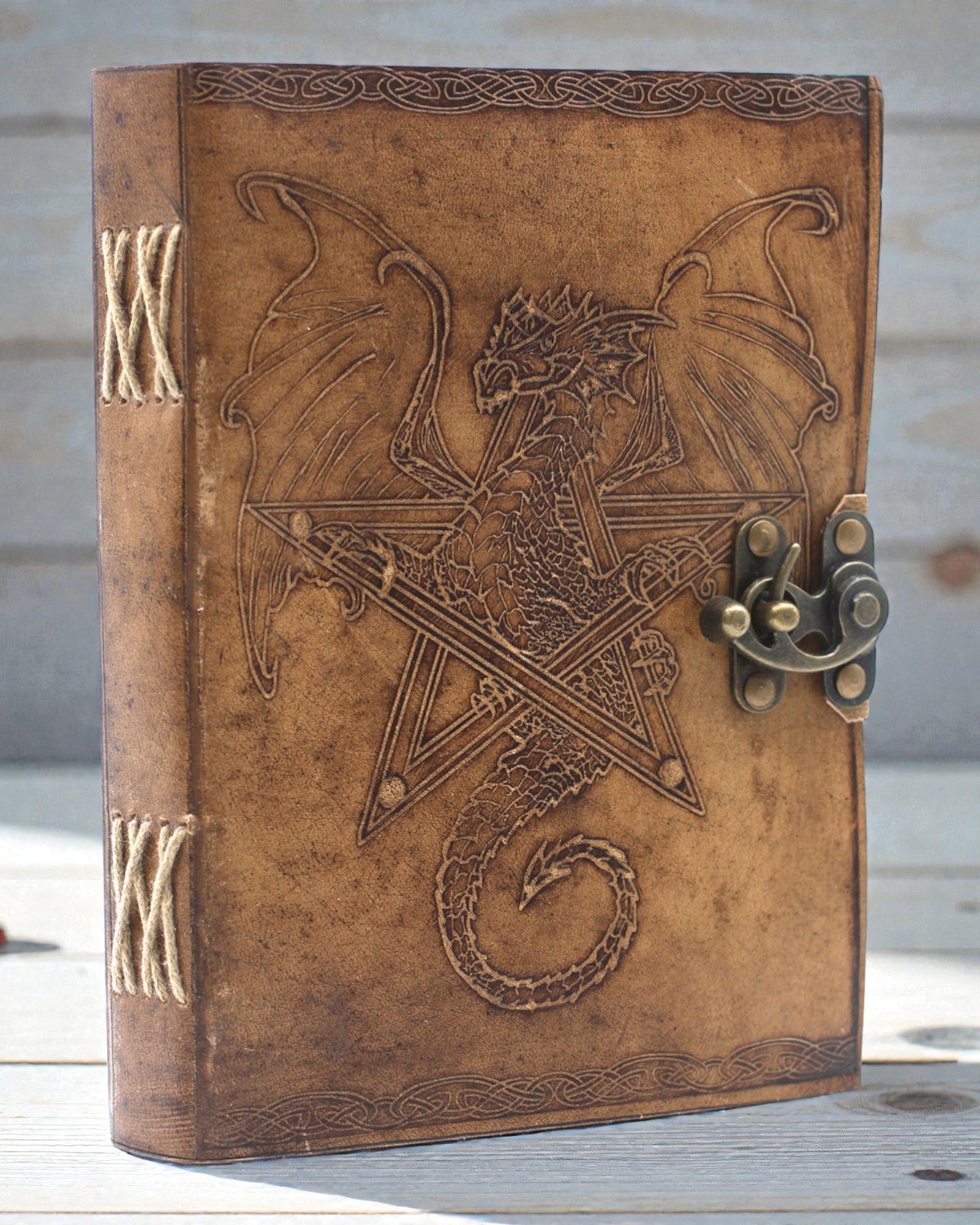 Carnet en cuir Dragon, gardien des légendes – gaufré à la main 20 × 15 cm