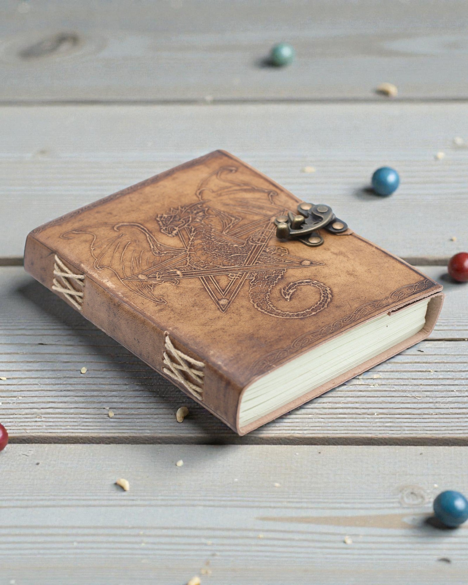 Carnet en cuir Dragon, gardien des légendes – gaufré à la main 20 × 15 cm