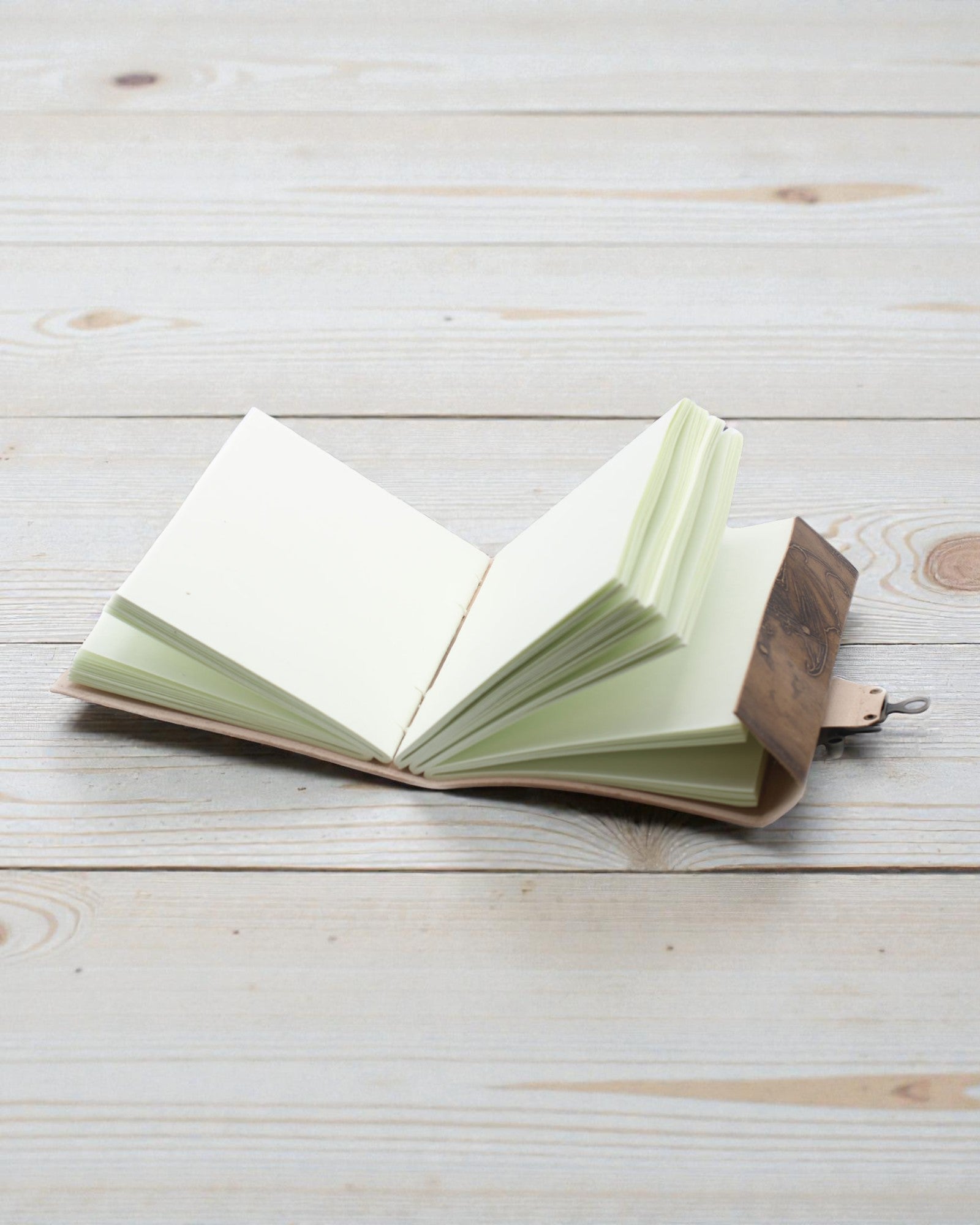 Carnet en cuir Dragon, gardien des légendes – gaufré à la main 20 × 15 cm