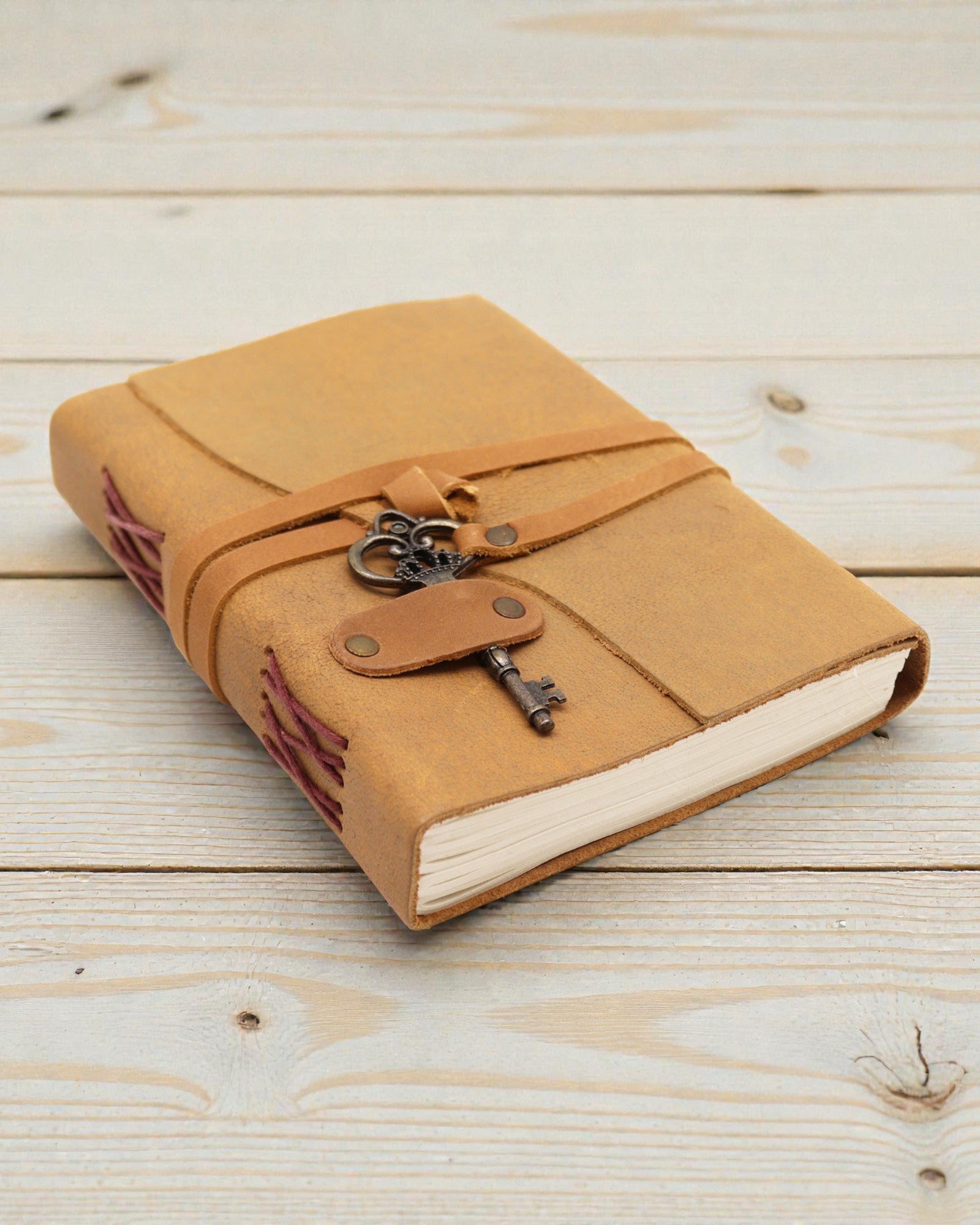 In pelle oliata color cuoio e chiave - 200 pagine - 13x18cm